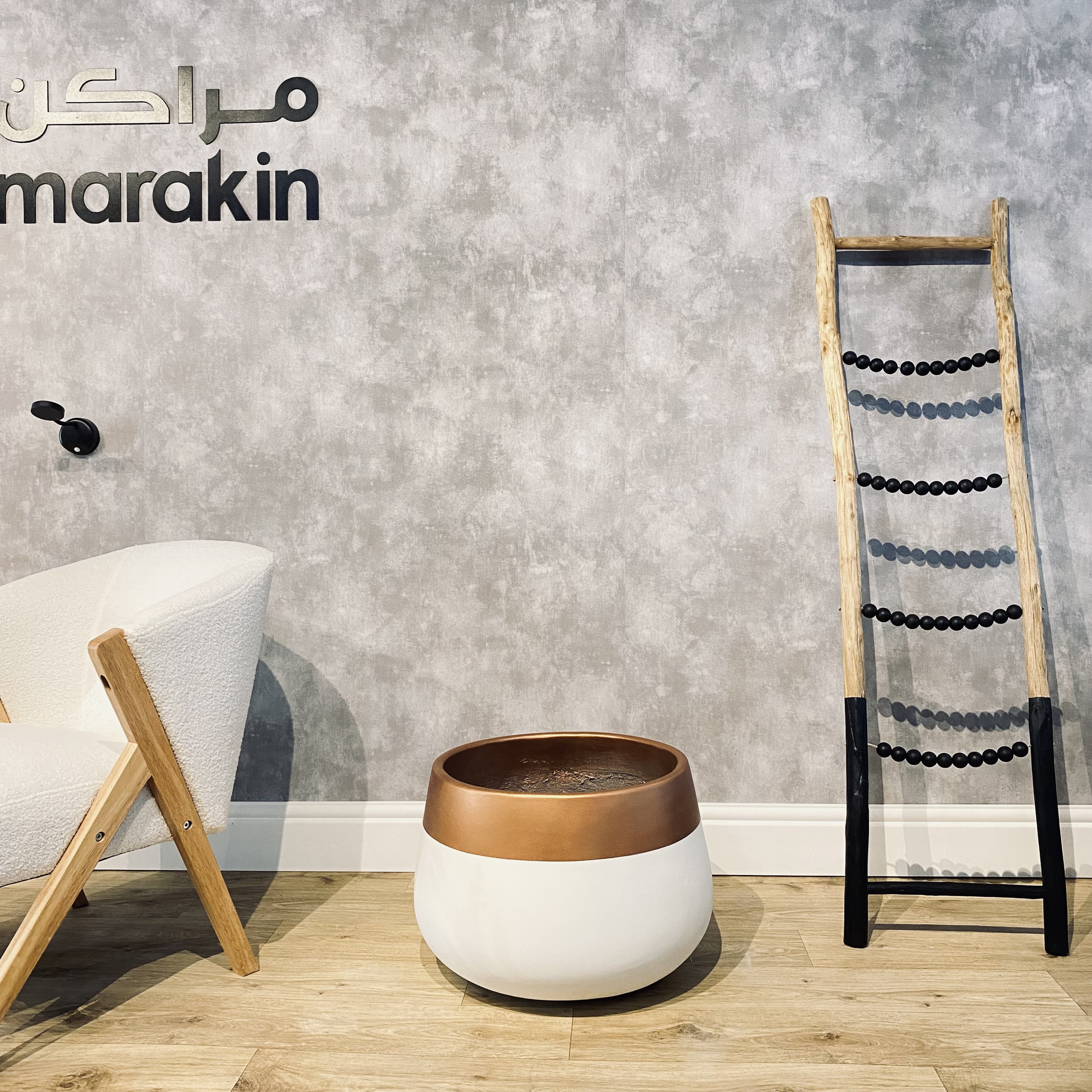  مركن اسطواني اسمنتي ابيض  اطار نحاسي 