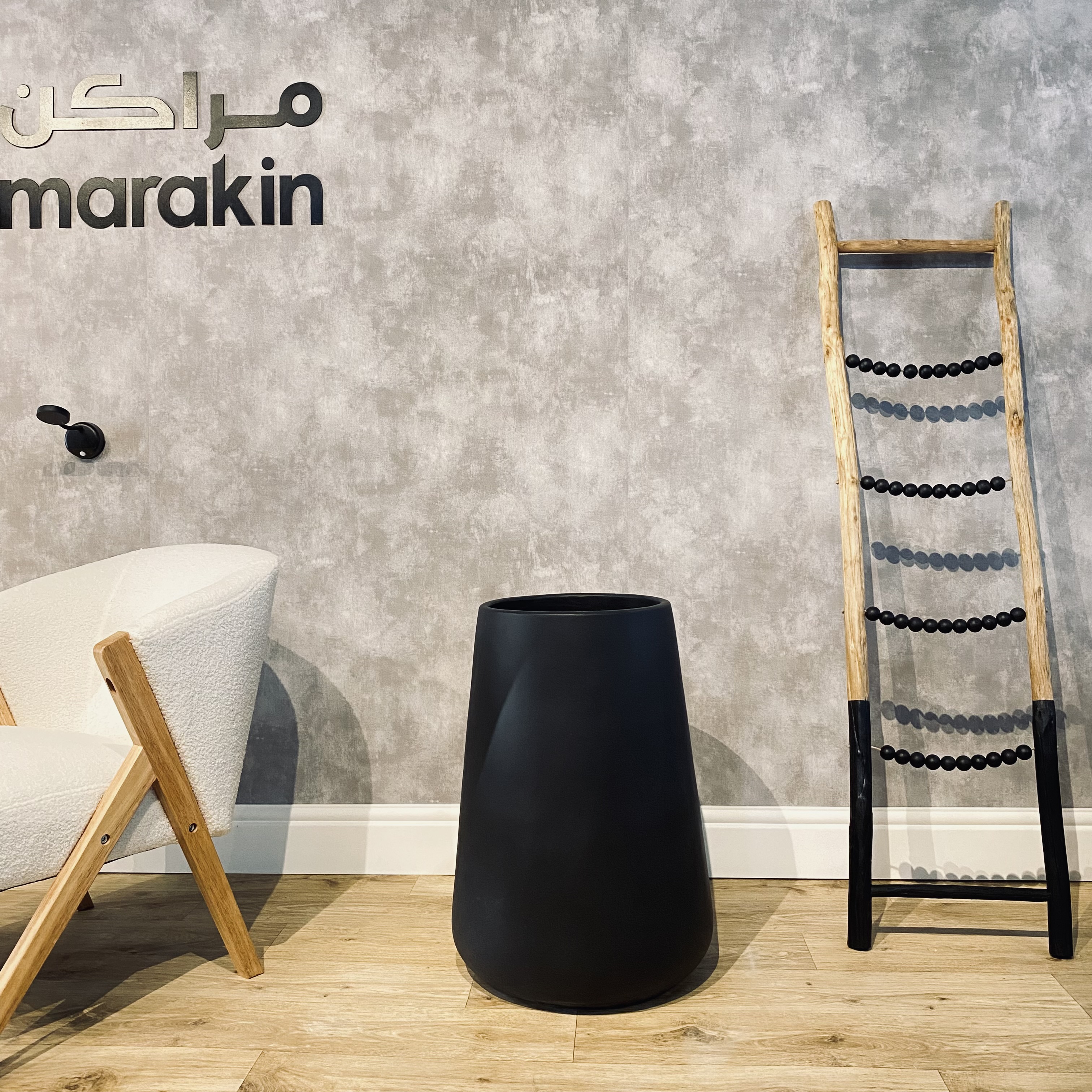   مركن اسطواني اسمنتي اسود 