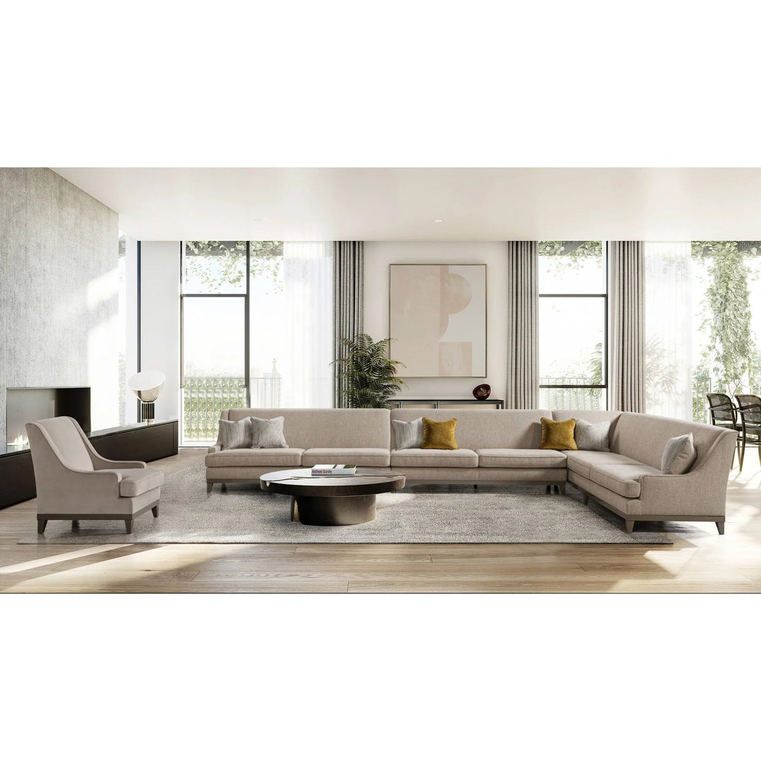 كنبة زاوية أنيقة مع كرسي مفرد وطاولة قهوة دائرية في غرفة معيشة عصرية