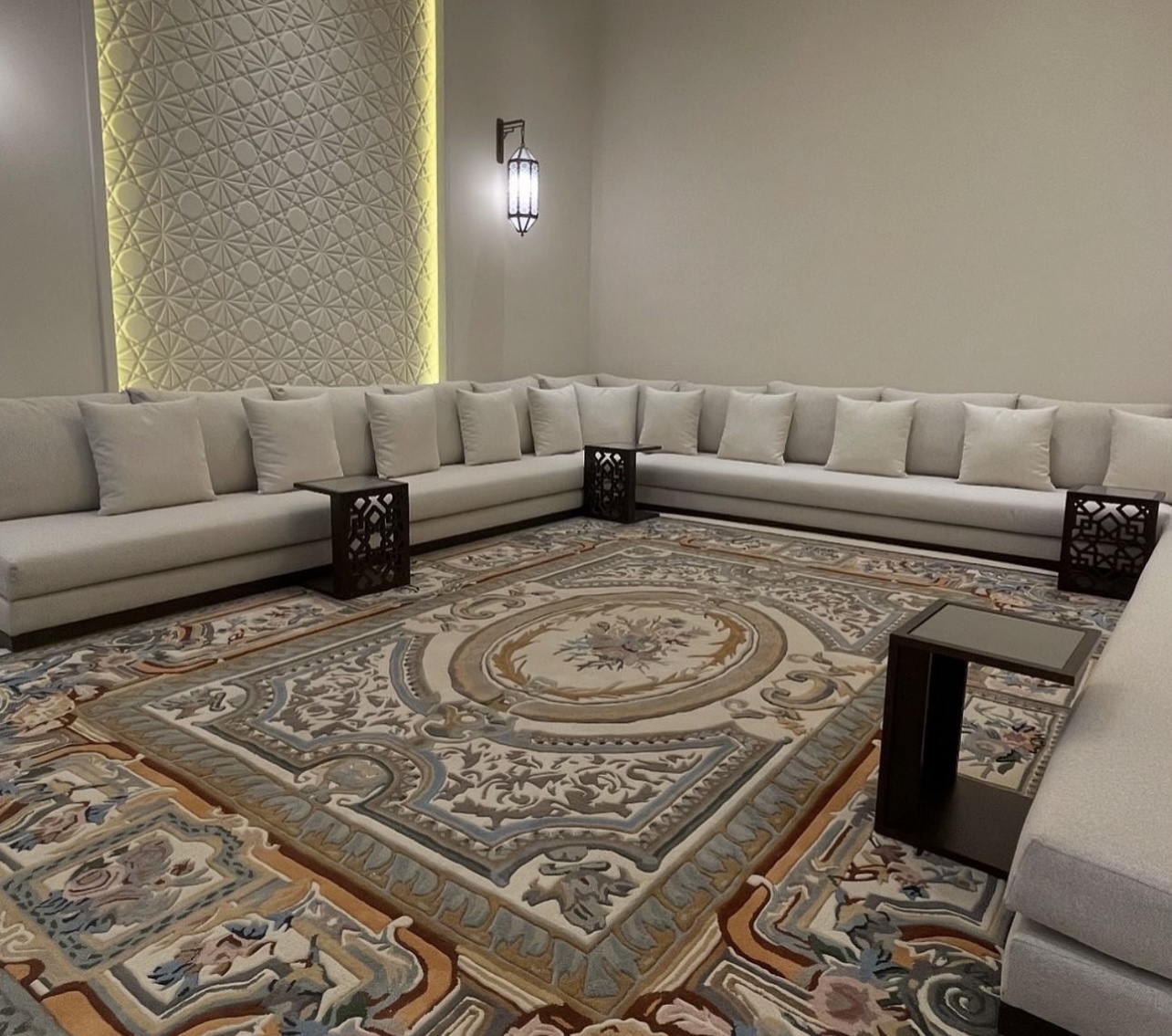 كنب فاخر بتصميم أنيق مع سجادة منقوشة