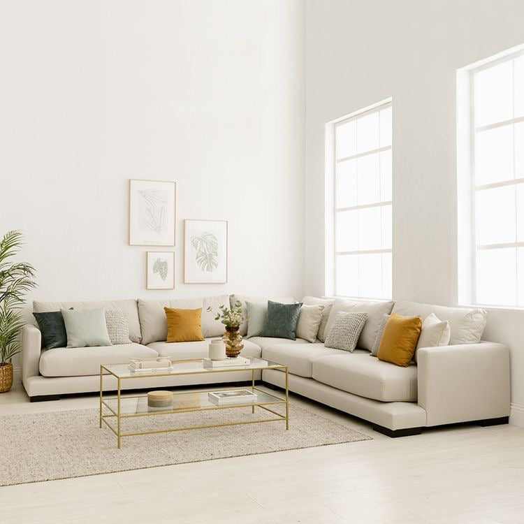 صورة لكنبة زاوية قماش كتان مع وسائد ملونة في غرفة معيشة مشرقة