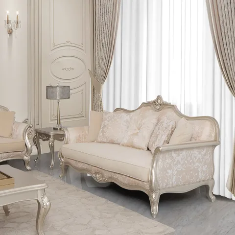 طقم كنب فاخر بتصميم ملكي باللونين الفضي والعاجي في غرفة استقبال أنيقة