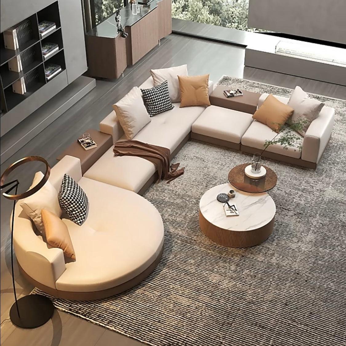 ركن معيشة عصري باللون البيج مع وسائد مزخرفة وترابيزات قهوة دائرية على سجادة مخططة