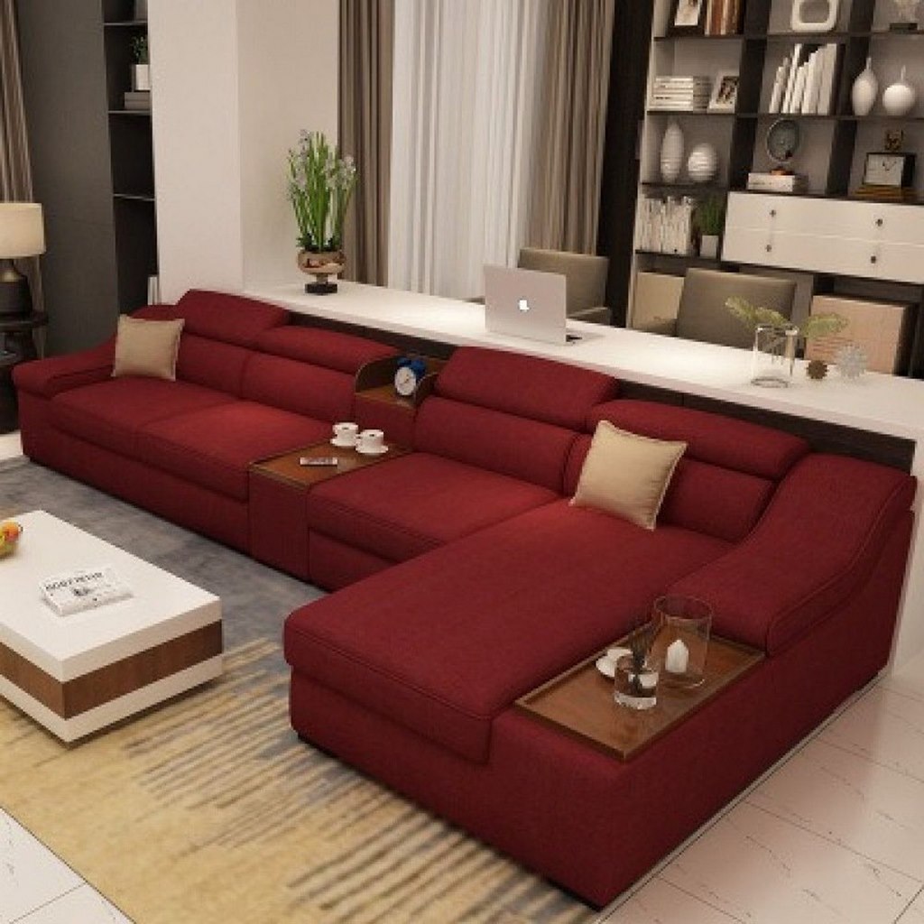 كنبة زاوية حمراء أنيقة بتصميم معاصر في غرفة معيشة
