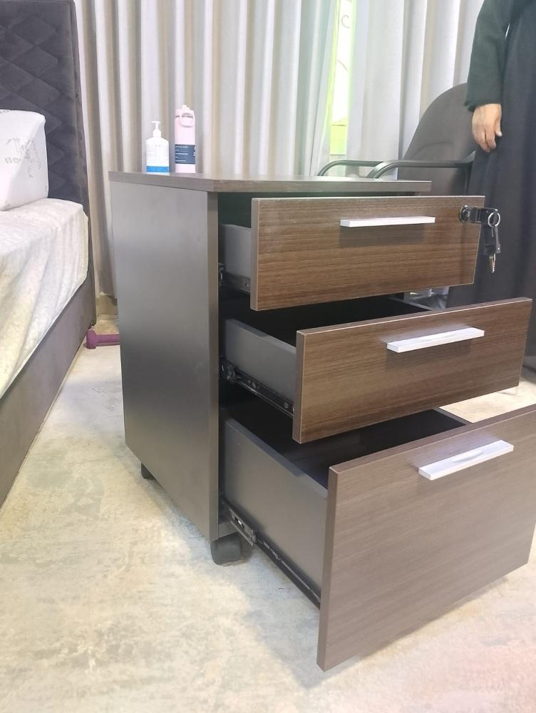 وحدة أدراج مكتبيه متحركة بـ 3 أدراج وقفل أمان