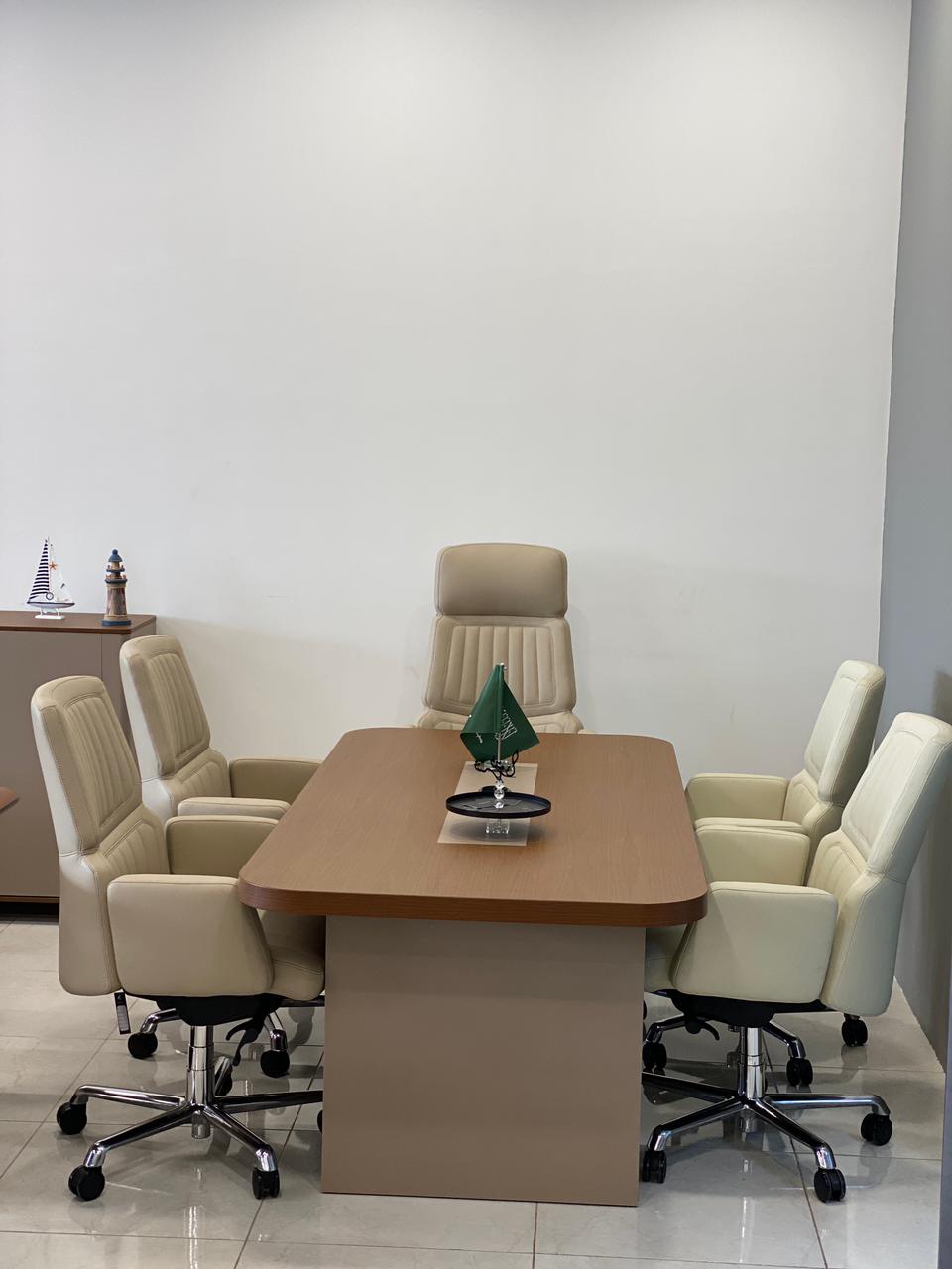 طاولة اجتماعات مودرن فاخرة بزوايا دائرية ومسار كابلات ذكي – طاولة مؤتمرات متعددة المقاسات