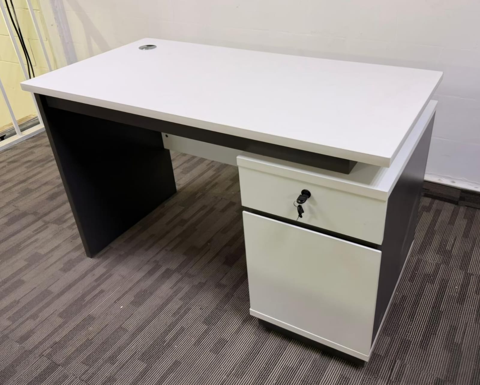 مكتب عمل خشبي بتصميم عصري مع وحدة أدراج جانبية