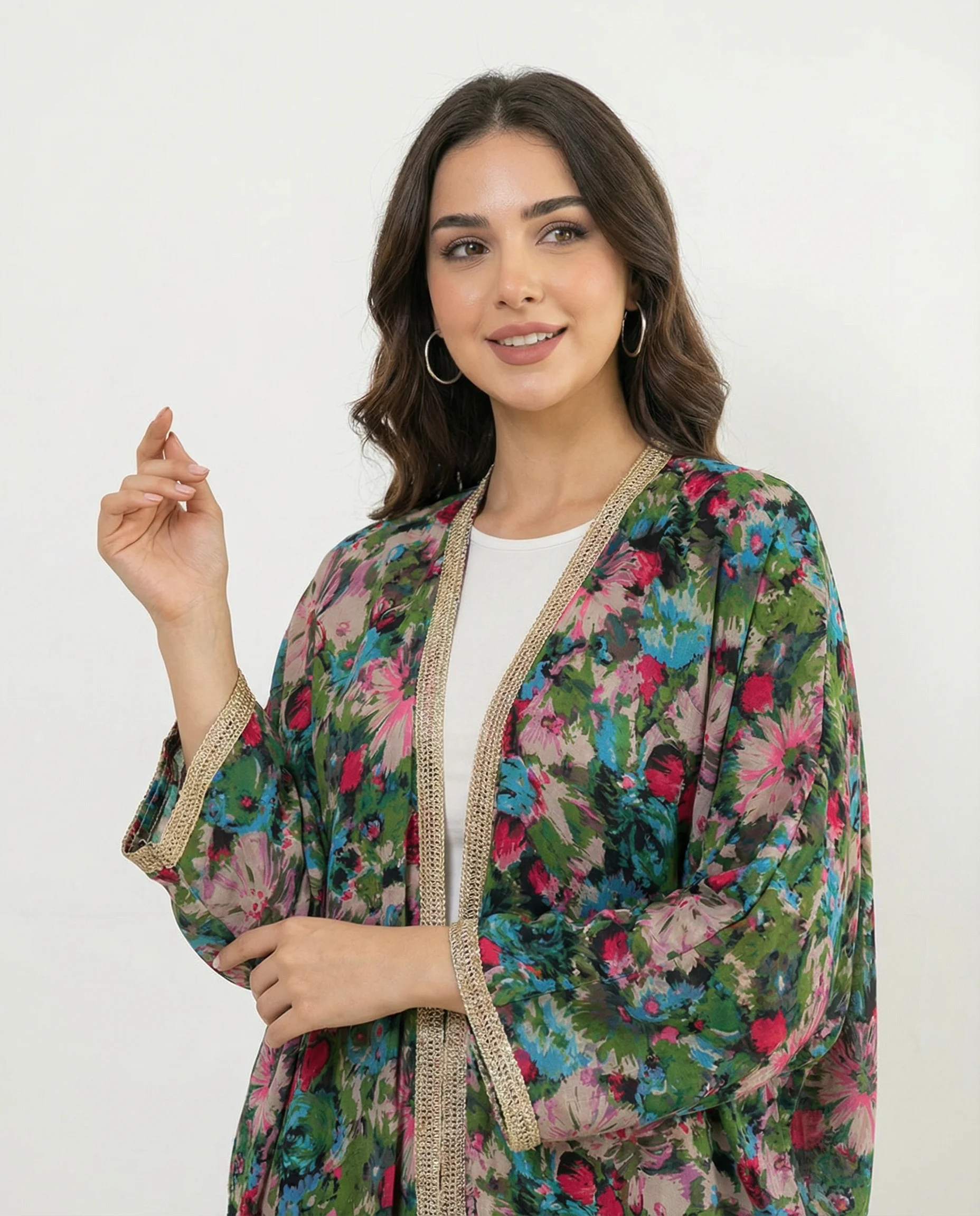 عباية بأطراف مطرزة