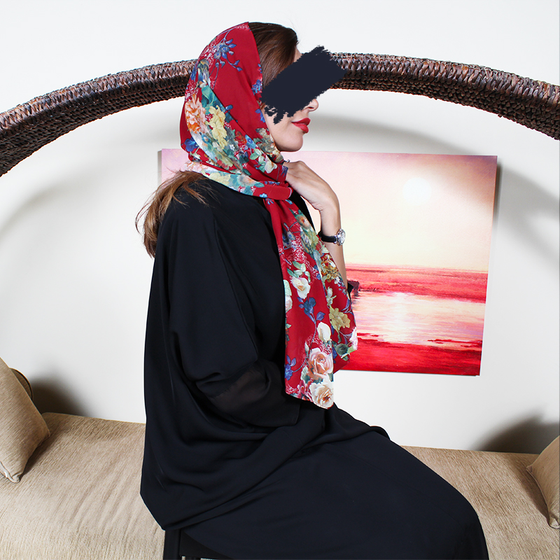 طرحة ناعمة على لون أحمر بورود جميلة