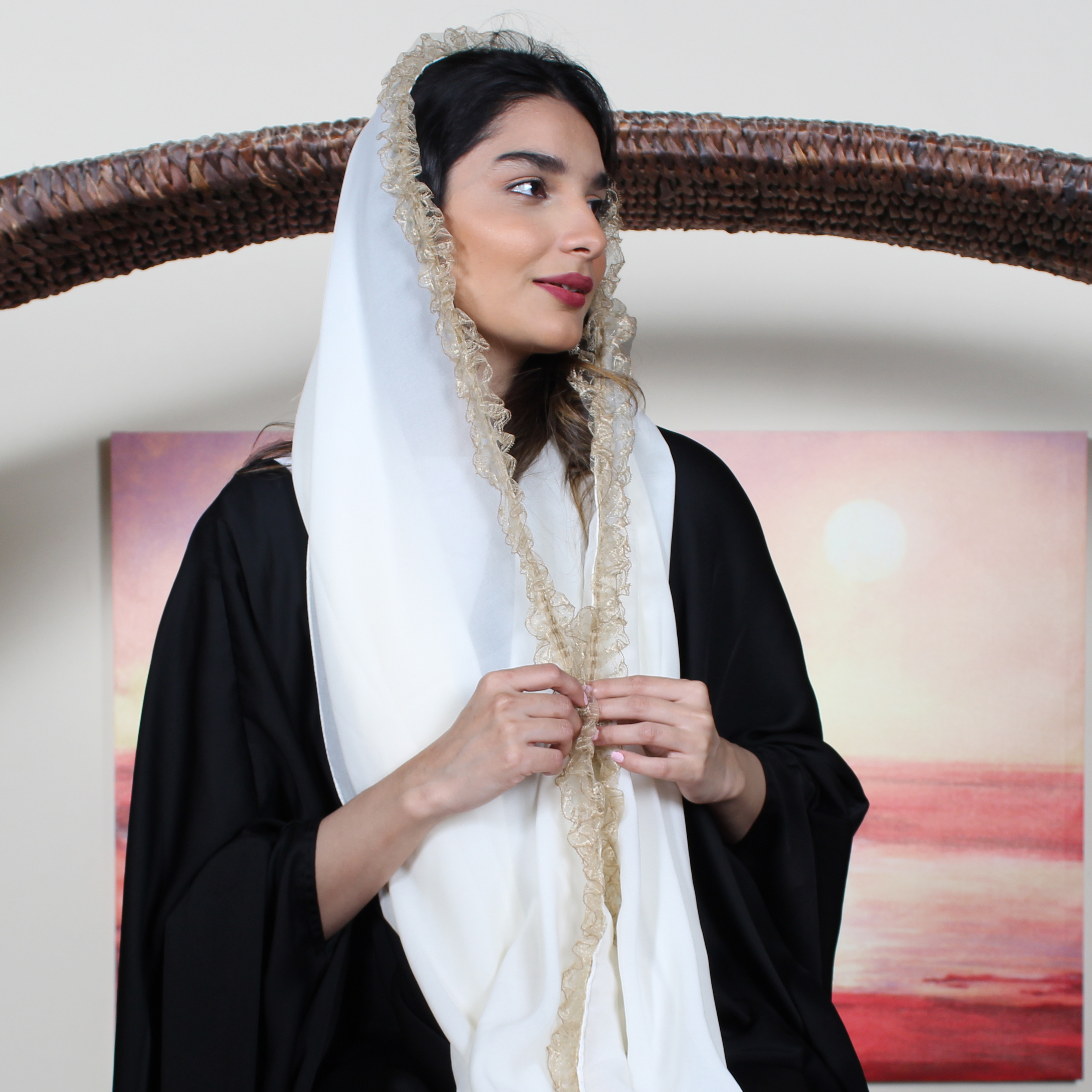 طرحة بيضاء بأطراف دانتيل