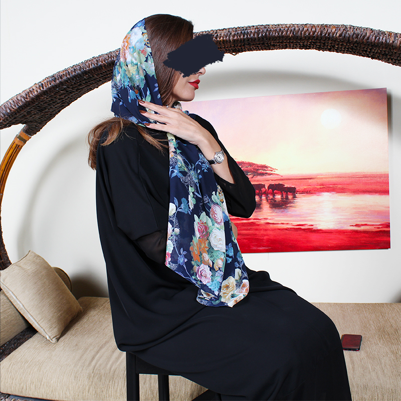 طرحة ناعمة على لون أزرق بورود جميلة