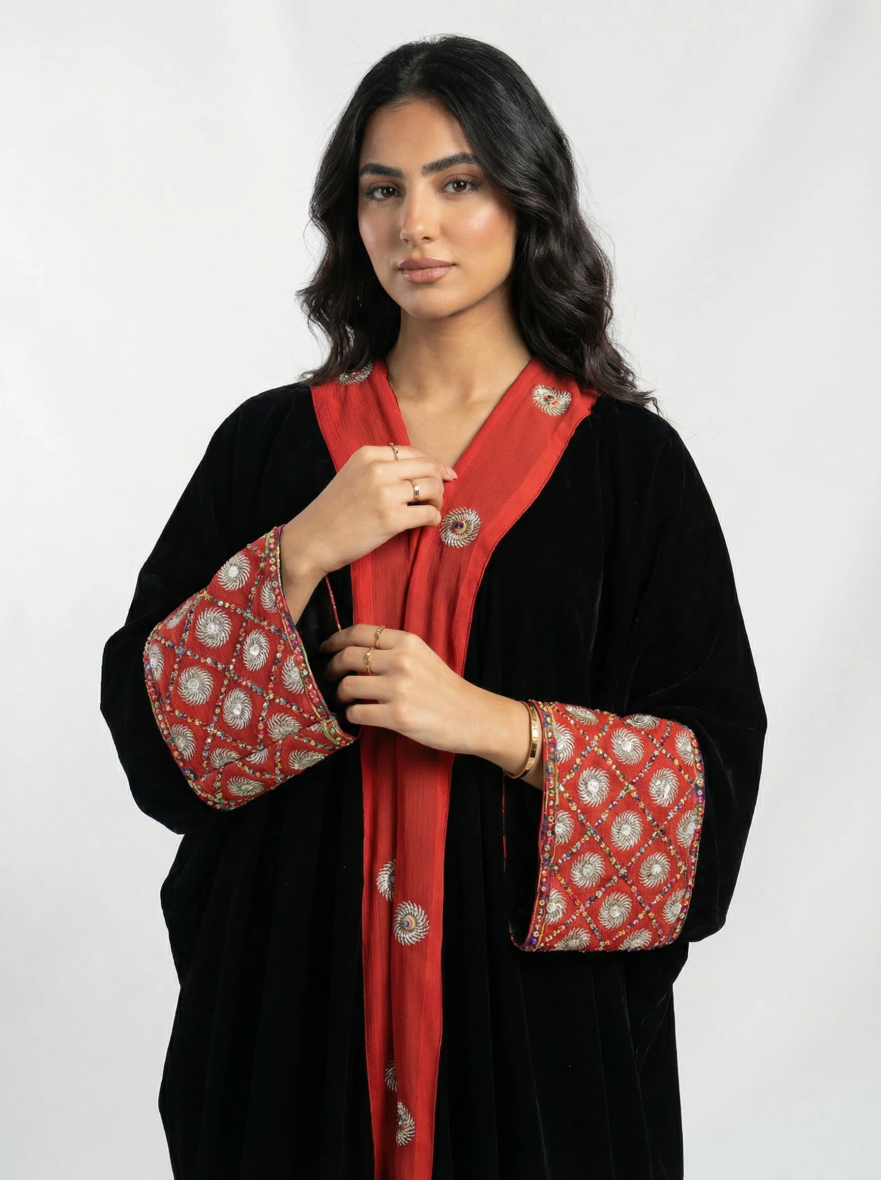 عباية مطرزة