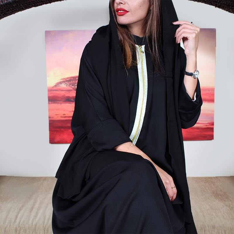 عباية كريب سوداء أنيقة وعصرية