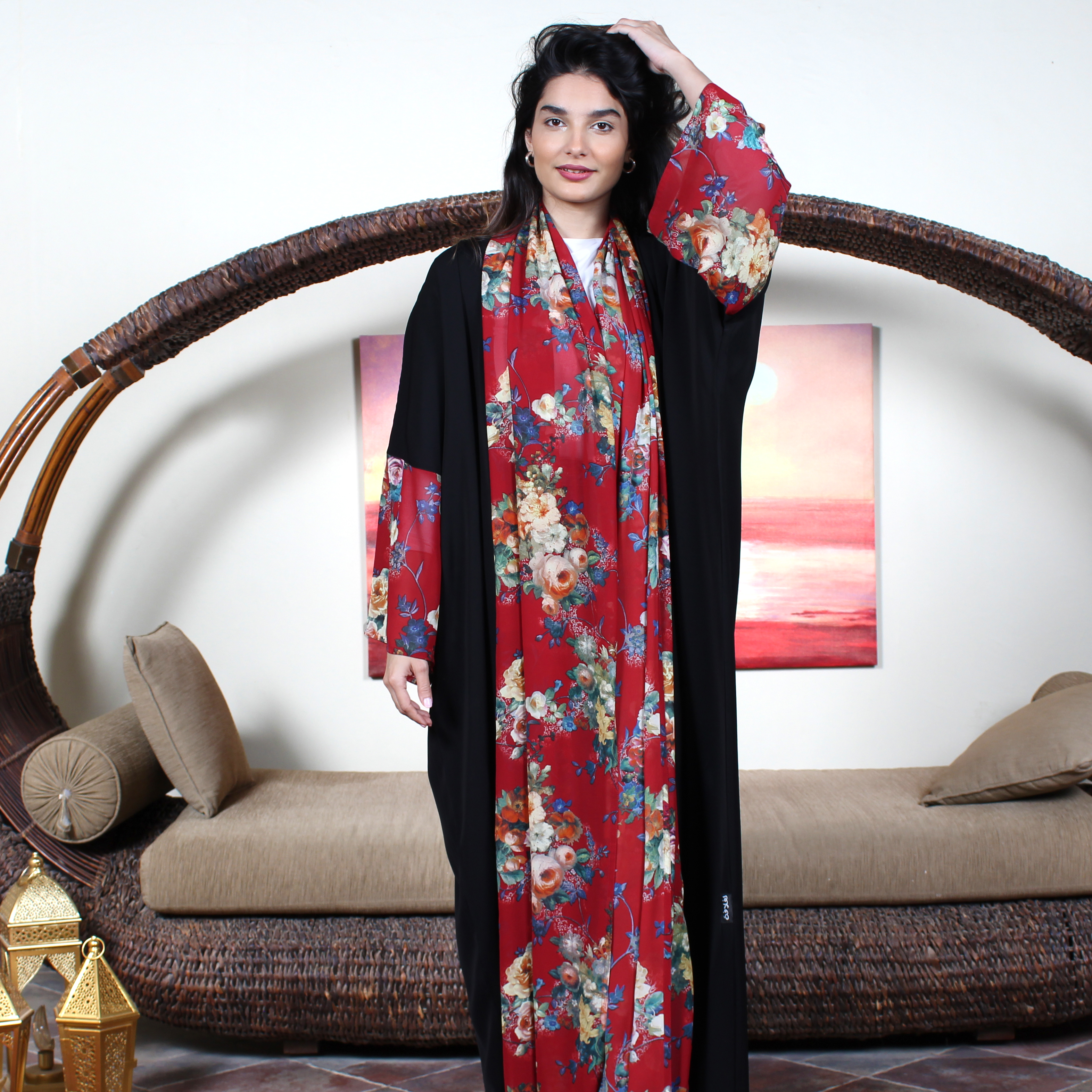 عباية بأطراف حمراء