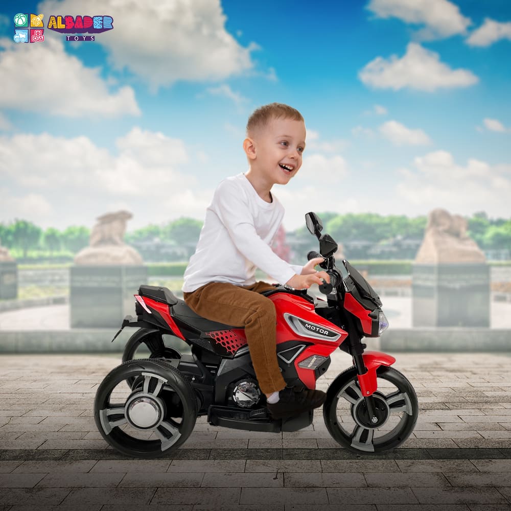  طفل على دبابة كهربائية 