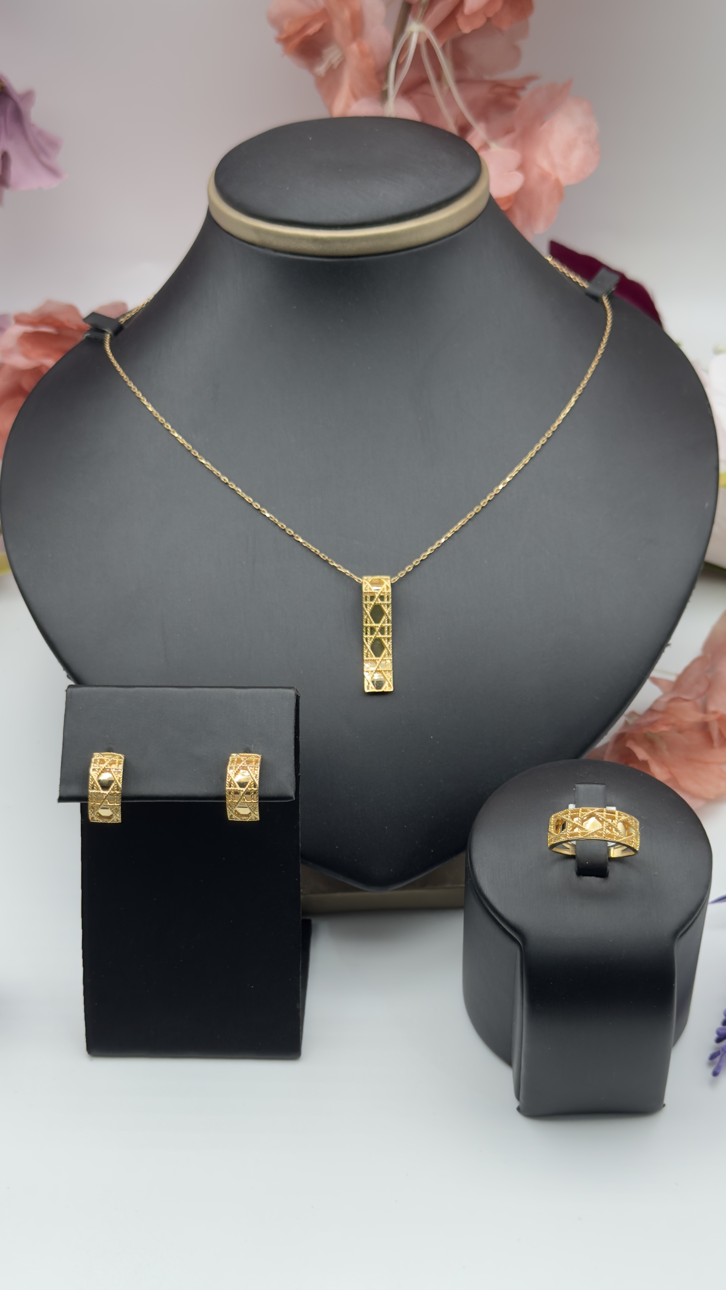  نص طقم من ديور عيار 18k 