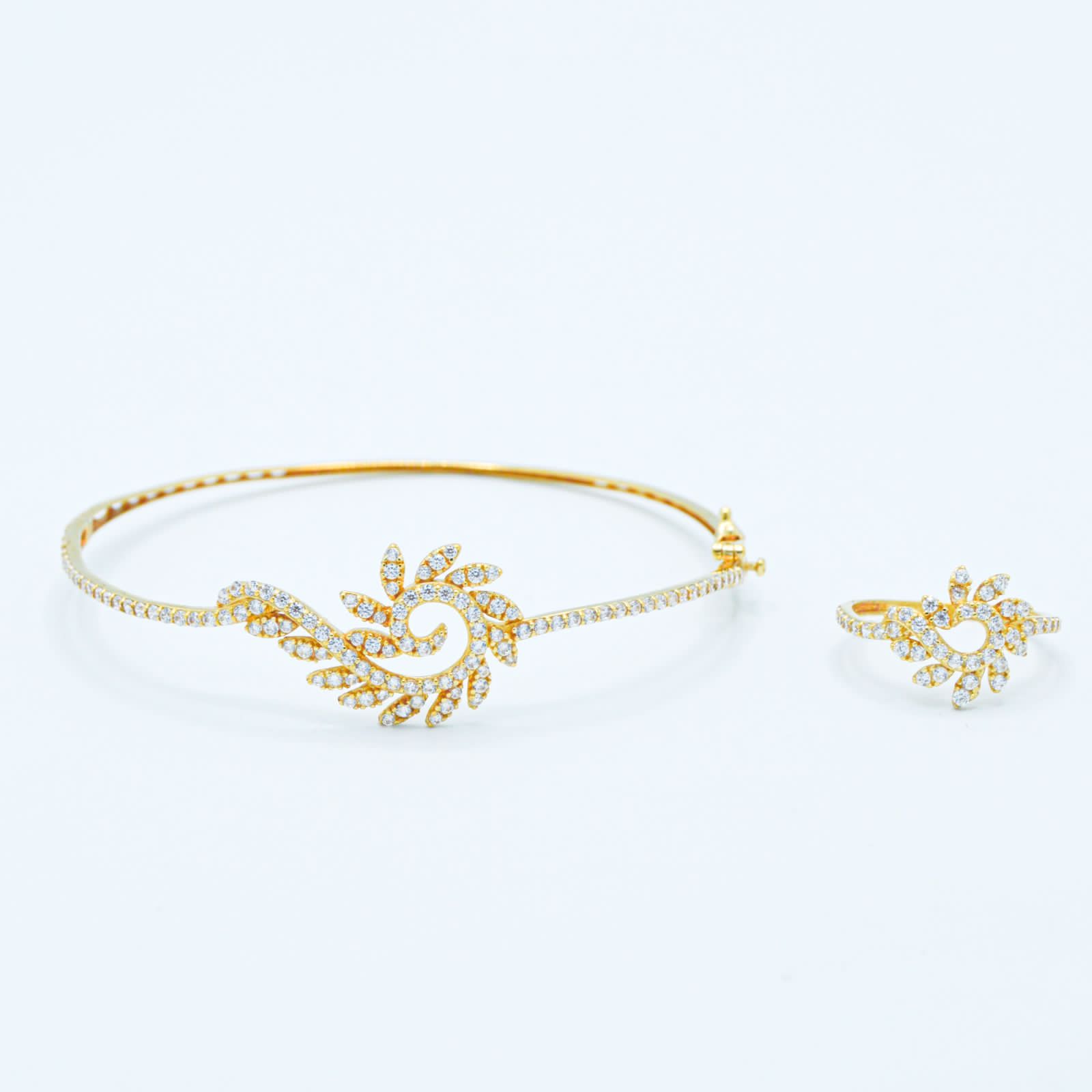  طقم سوارة وخاتم ذهب عيار 18 