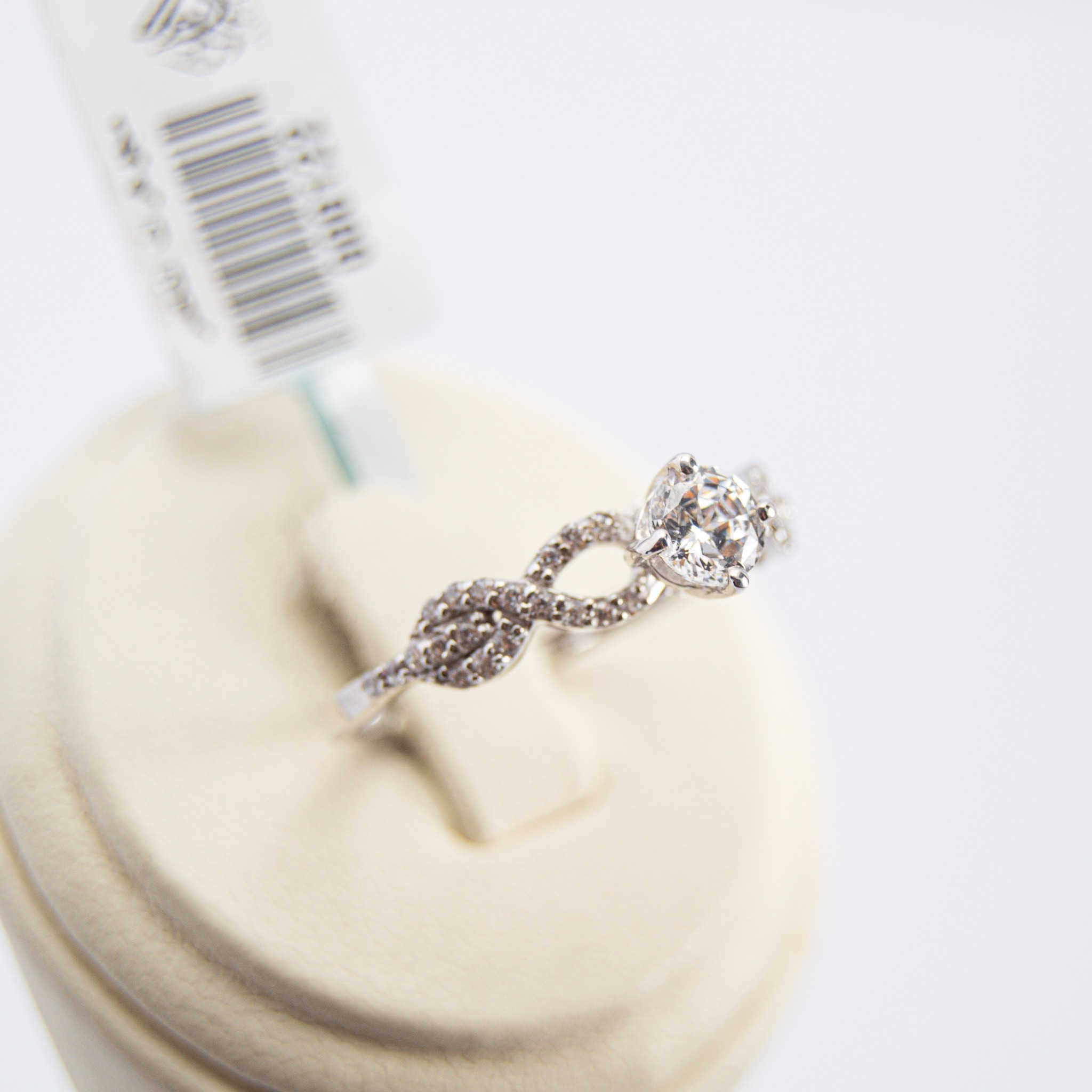  white gold embiror solitaire, 18k 
