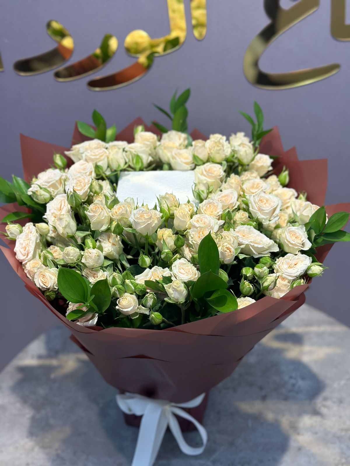 ورد ابيض جوري يشرح الصدر توصيل سريع داخل الخرج بتاع الورد