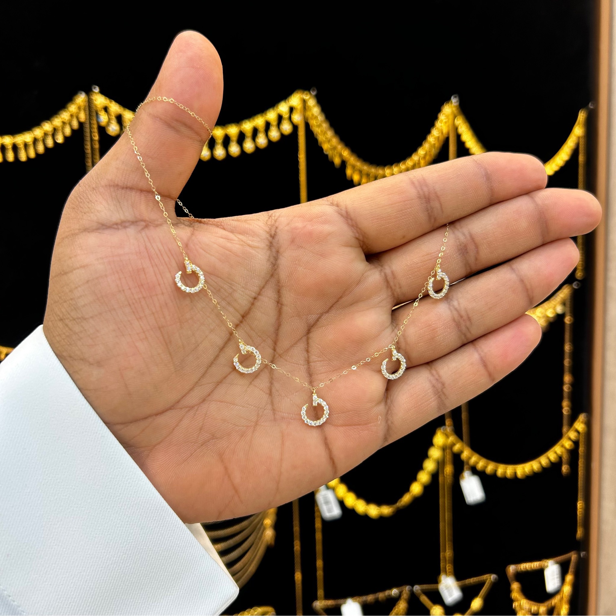 تألقي مع سلسال شوكر ذهب من دانة العروس تصميم أنيق