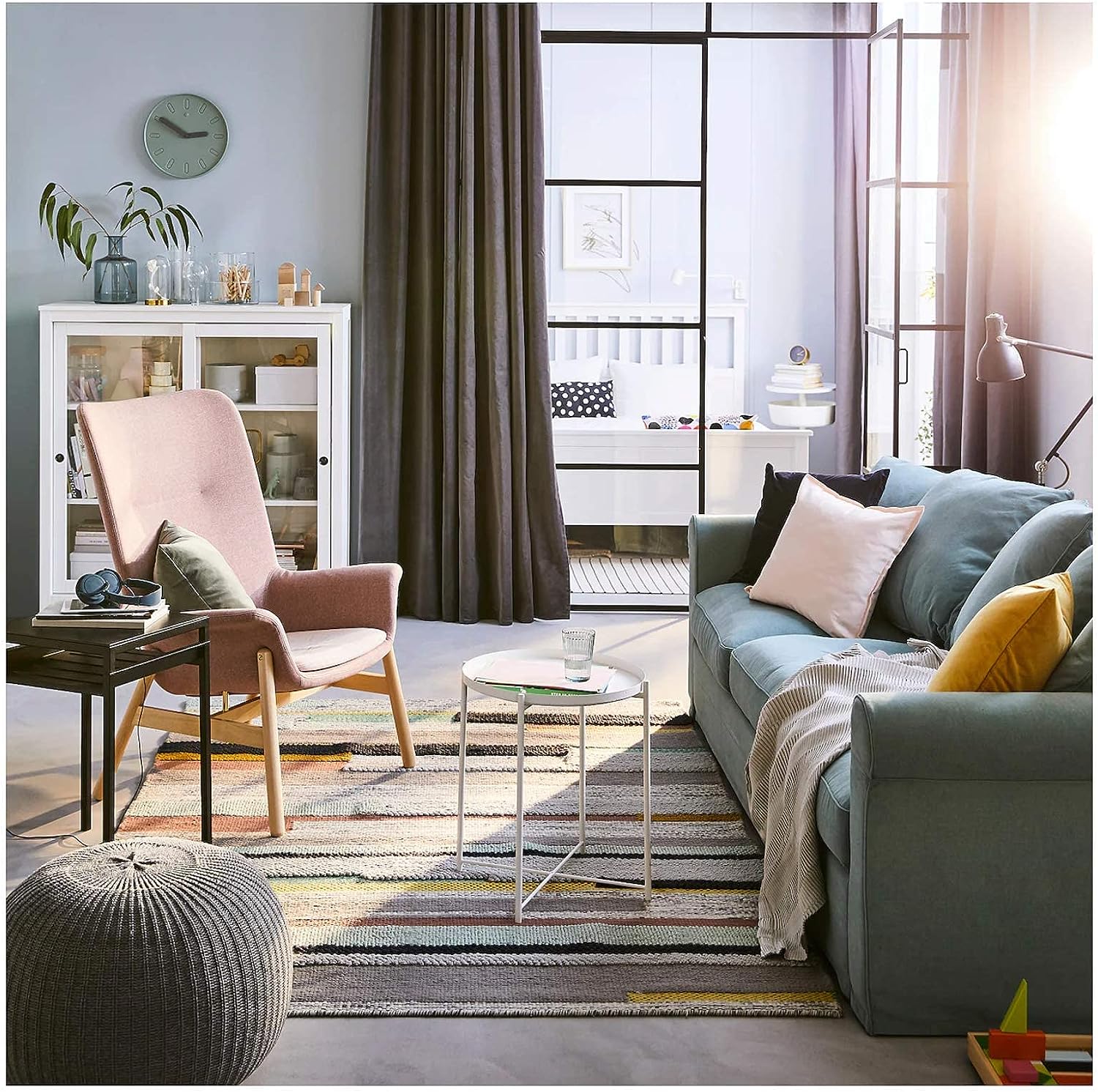طاولة-مستديرة-معدنية-باللون-الابيض-طاولات-جانبية-افاق هوزمز