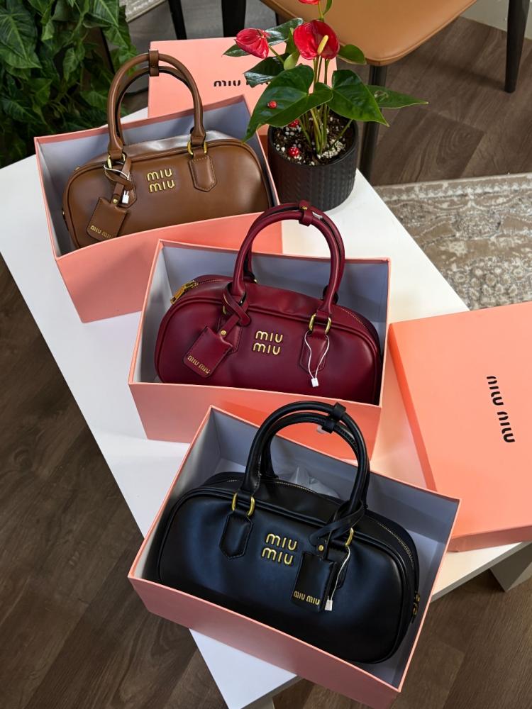  شنطه MIU MIUالهبة  