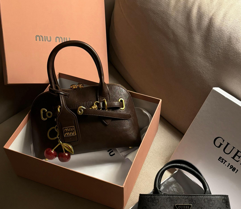  شنطة miu miu مع الكرز 