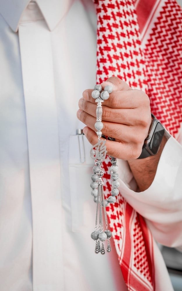  سبحه بلون مميز ونكتب الاسم او الحرف عليها 