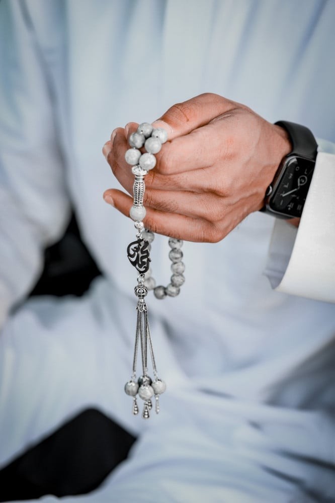  سبحه بلون مميز ونكتب الاسم او الحرف عليها 