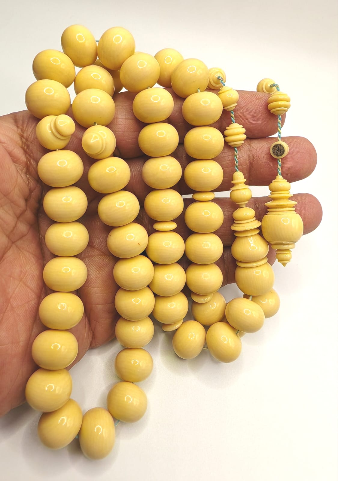 مسباح قلاليث صب قديم كريمي، ذروي منفوخ 47 خرزة، وزن 69 جرام، بدون مرفقات، بخراطة قصر السبحة.