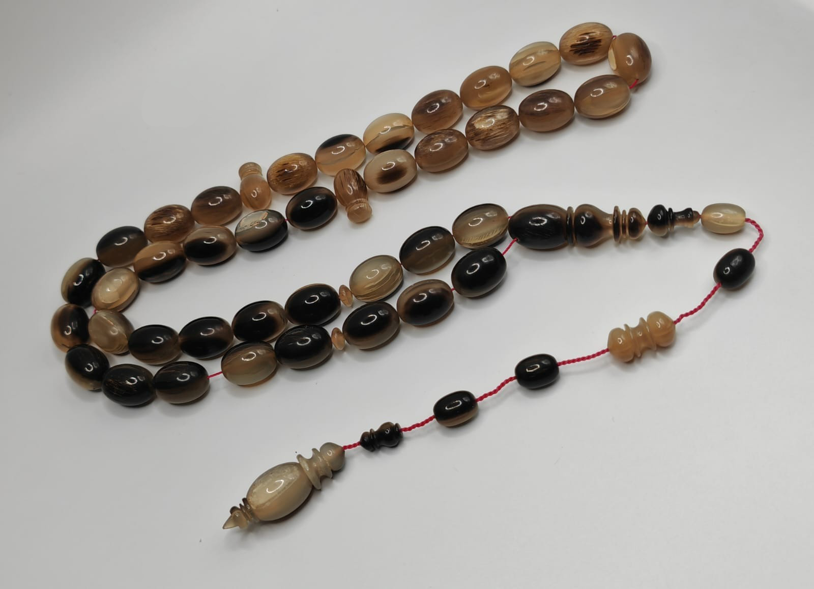 مسباح طبيعي قرن غزال الكودو بني مكون من 39 خرزة بيض حمام بمقاس 15*11 ملل.