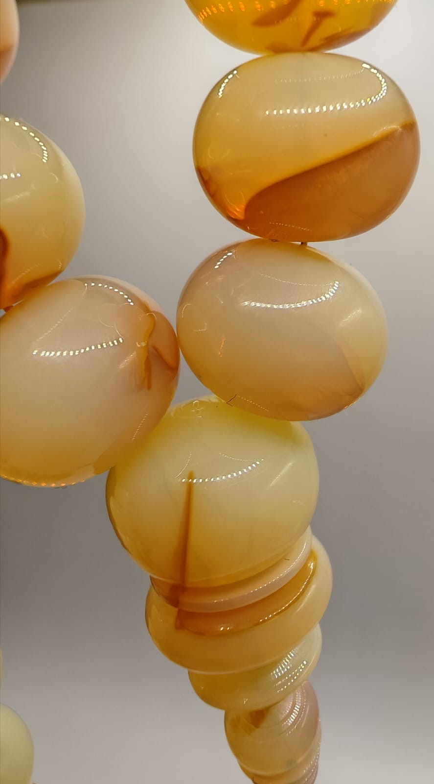 مسباح بكلايت دومنه مكركة بلون لؤلؤي شفاف بتكريك أحمر بشكل ذروي وخراطة الظبي