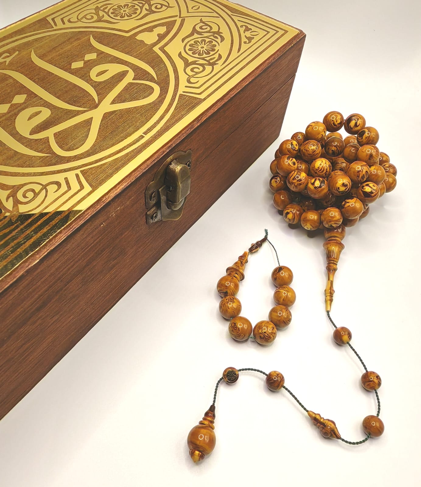 مسباح بكلايت عصي دارسيني صب قديم، مدور 73 خرزة، وزن 46 جرام، مع شاهد وزيوانة و6 خرزات وصندوق، بخراطة أحمد مصطفى.