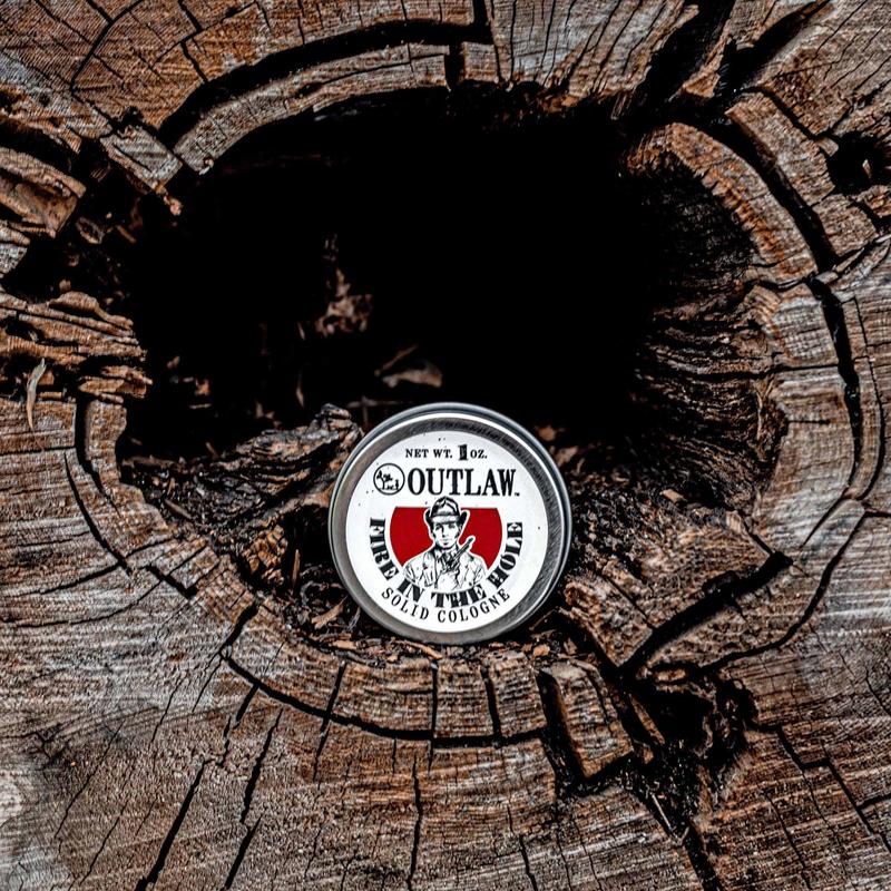  عطر شمعي رجالي FIRE IN THE HOLE من Outlaw  