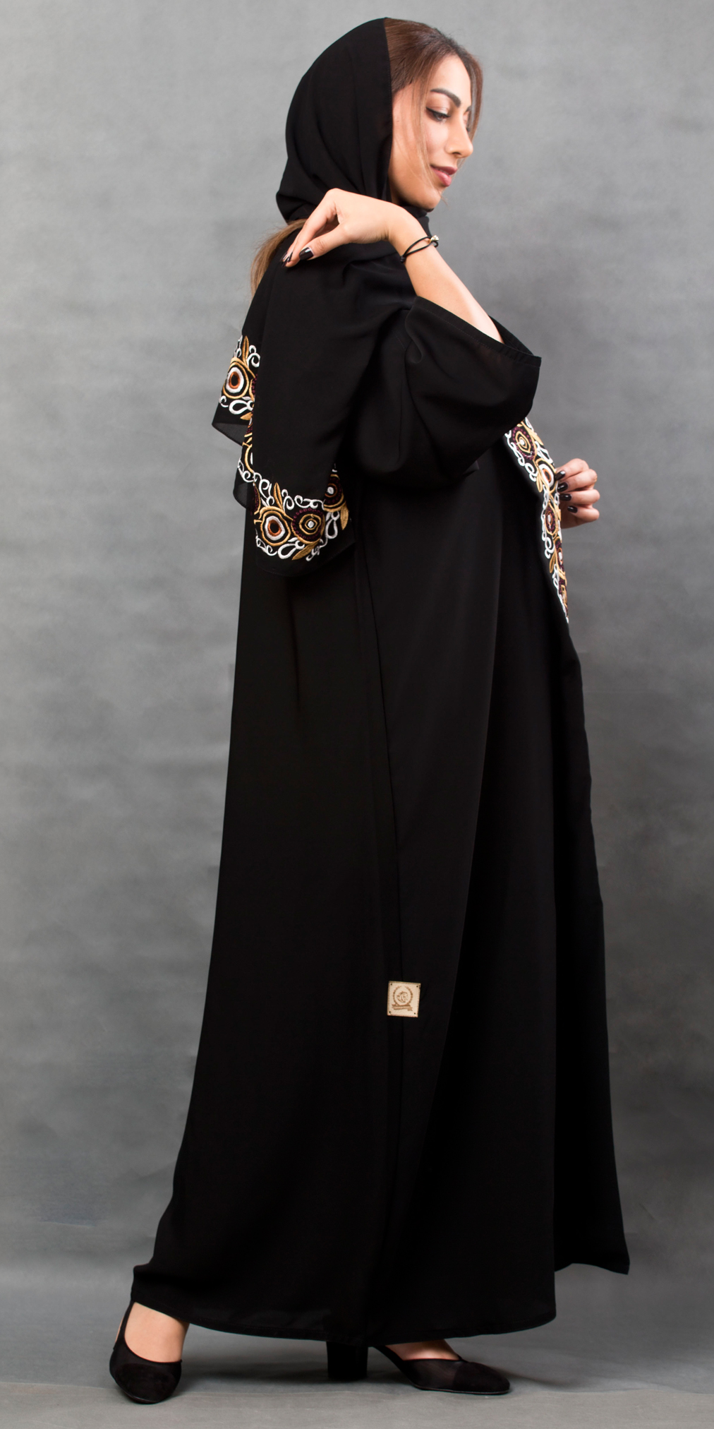 BL-0175 عباية كلاسيك لون اسود تطريز من الامام 