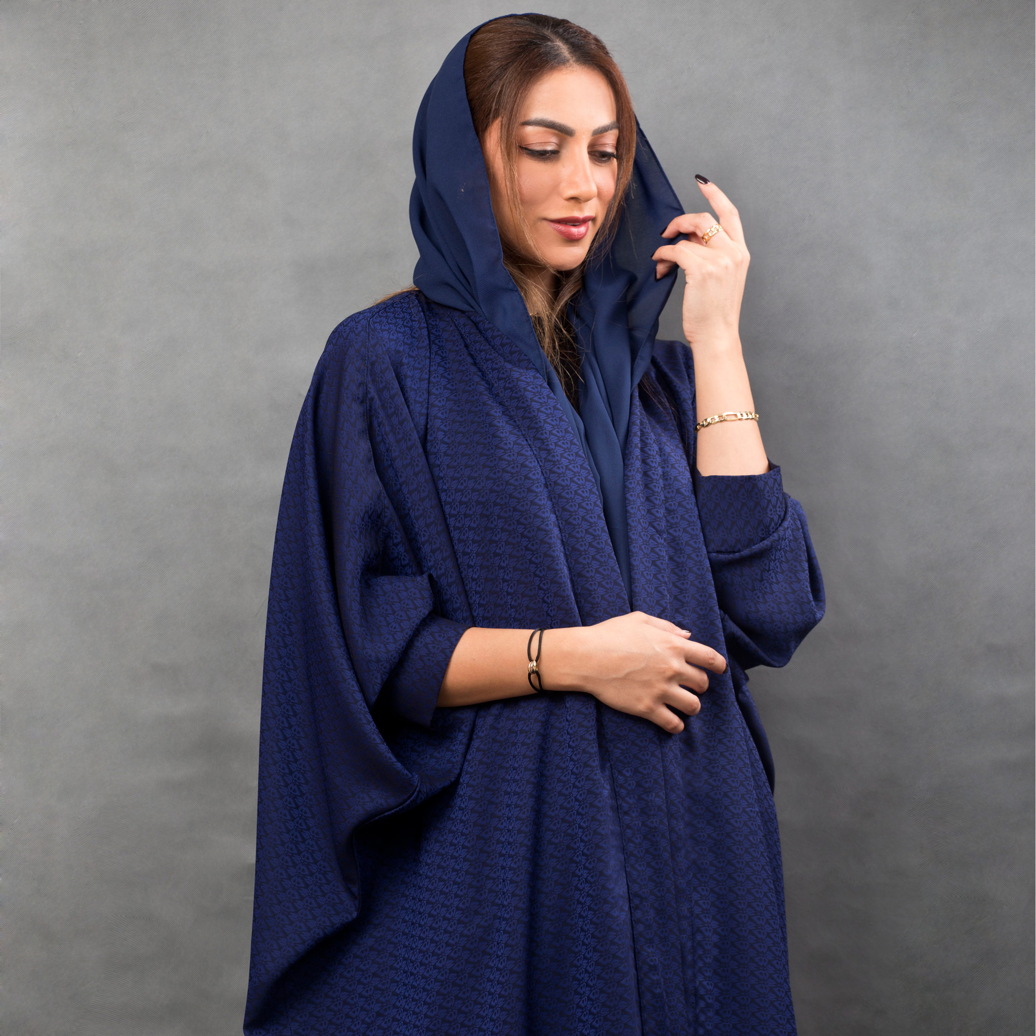 CL-0168 عباية موديل اماراتي مربعات ازرق 