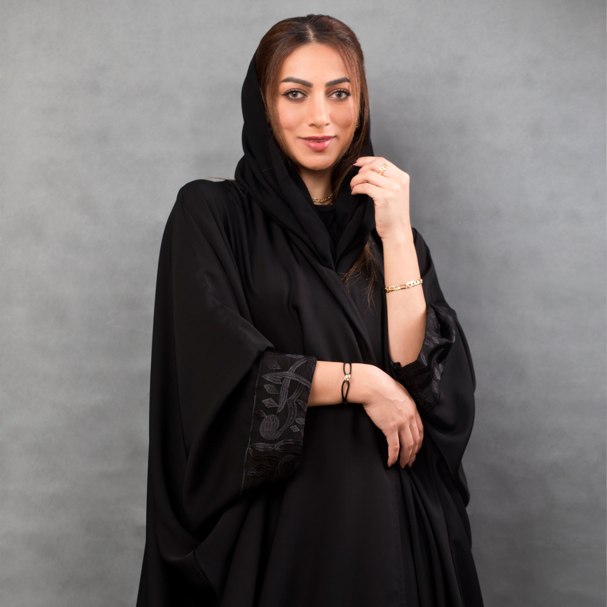 1.BL-0175 عباية موديل كلاسيك مع تطريز بالحروف الابجديه  