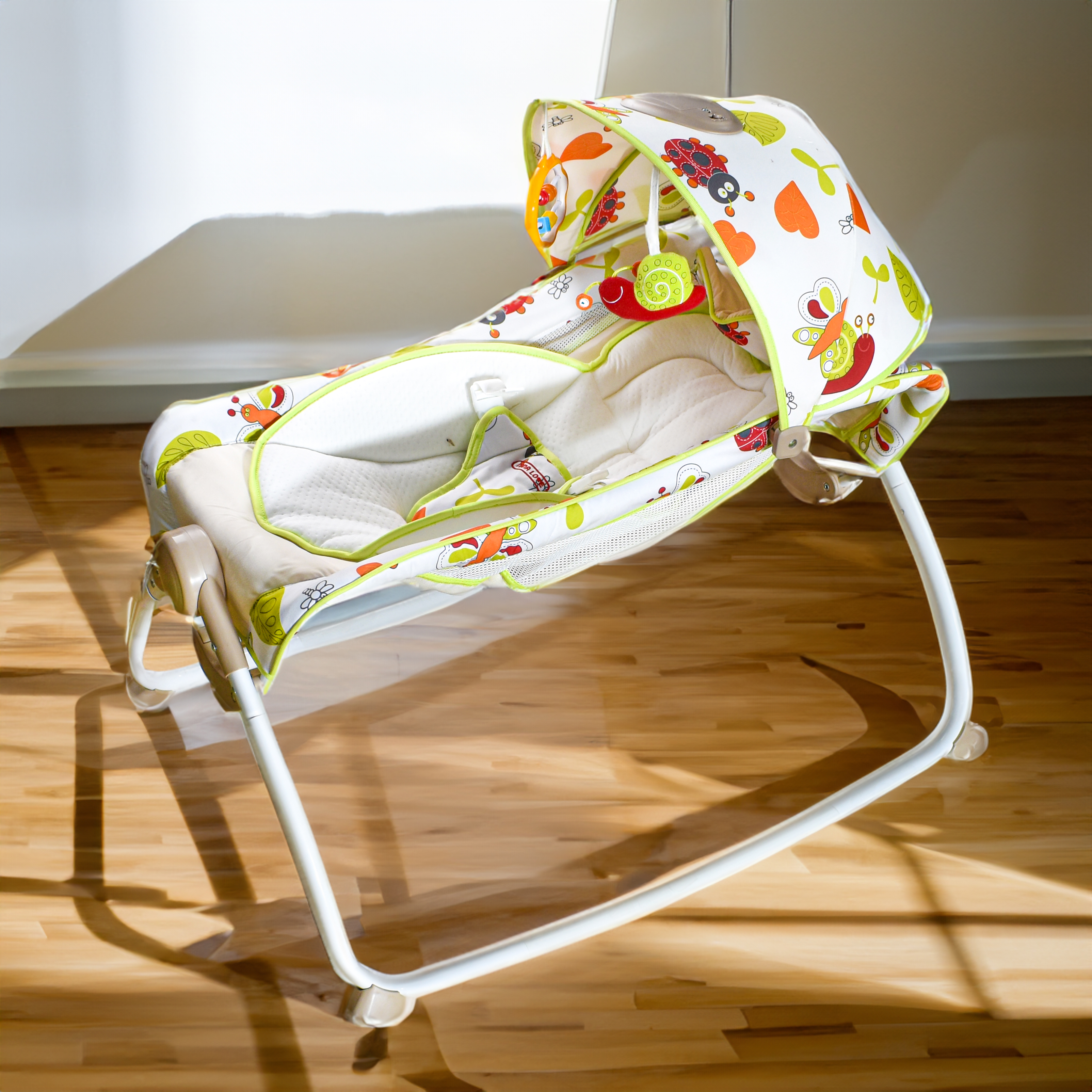  BABY ROCKING CHAIR-COMPLEX WITH TOYS 