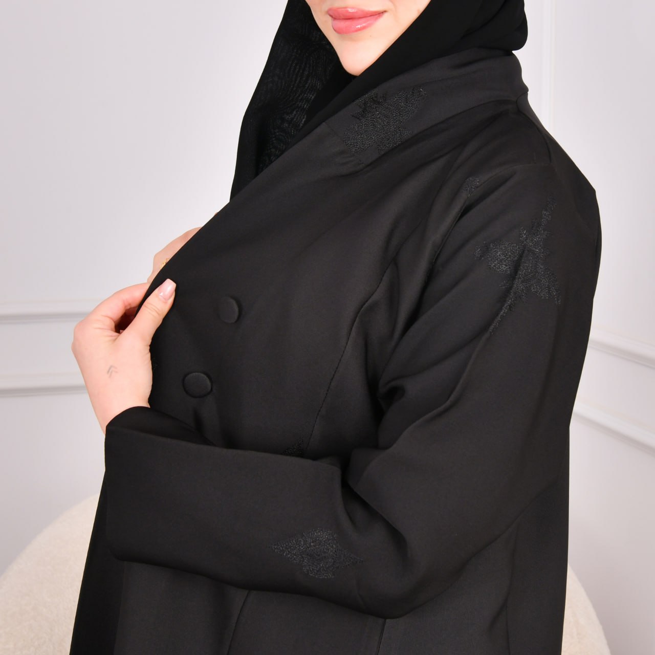  عباية  بتصميم أنيق بتطريز عشوائي على كامل العباية باللون الأسود الزاهي مزينة بأزرار 