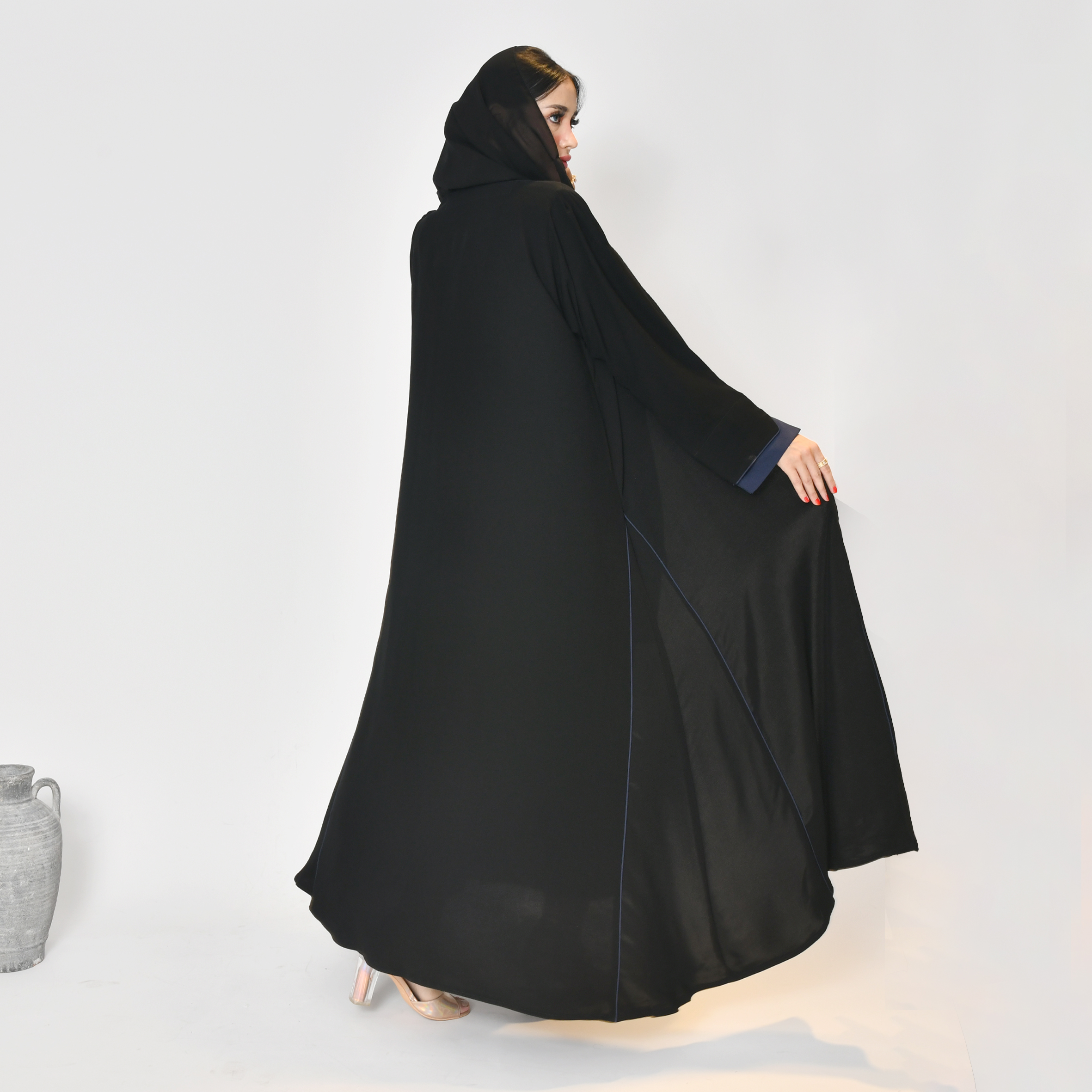  عباية لف سوداء بقماش ربع كلوش بأكمام بڤ  و تداخل اللون الكحلي على الاكمام واطراف العباية الامامية والجانبية بشكل سهمي  