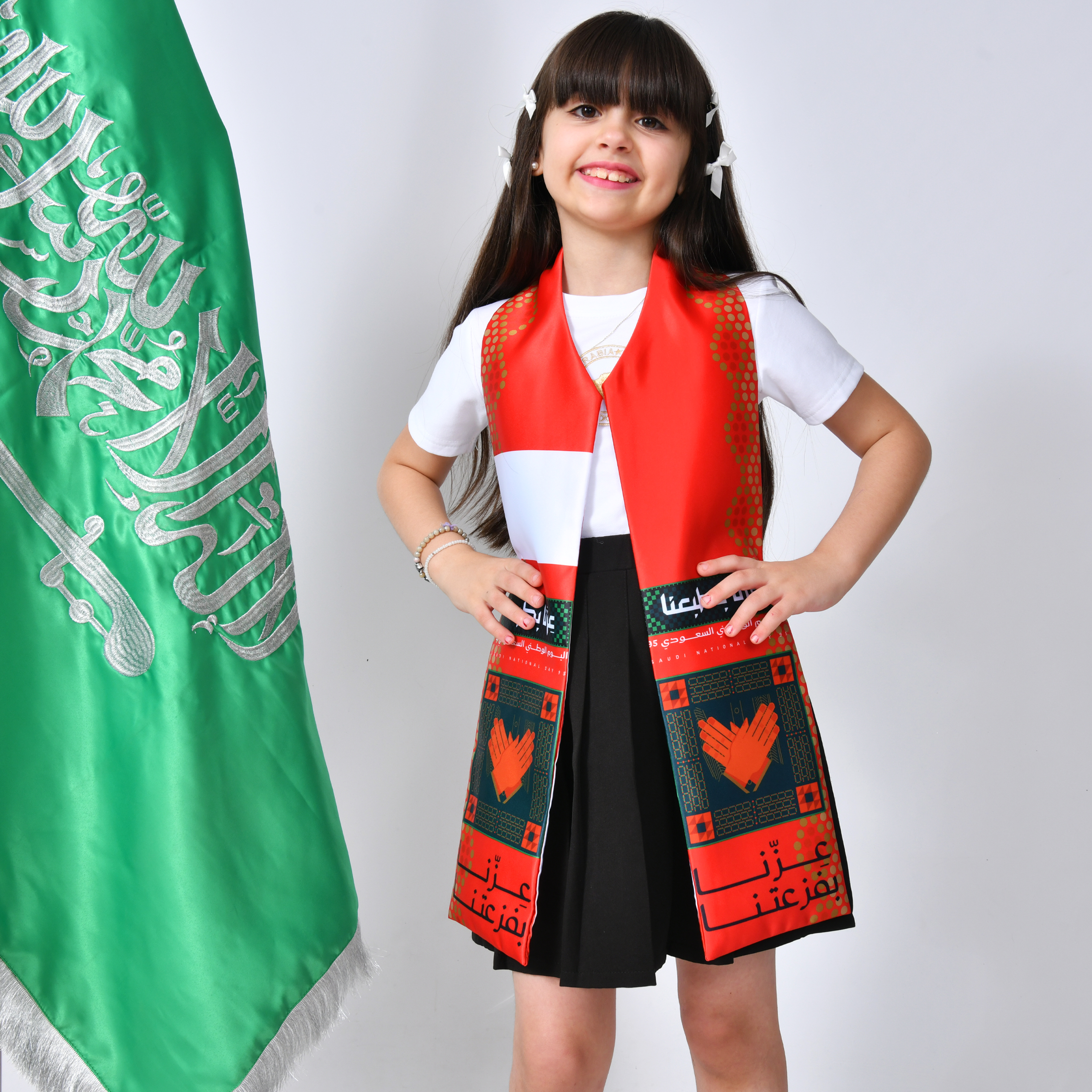 وشاح اليوم الوطني بشعار - احمر (للأولاد والبنات) 