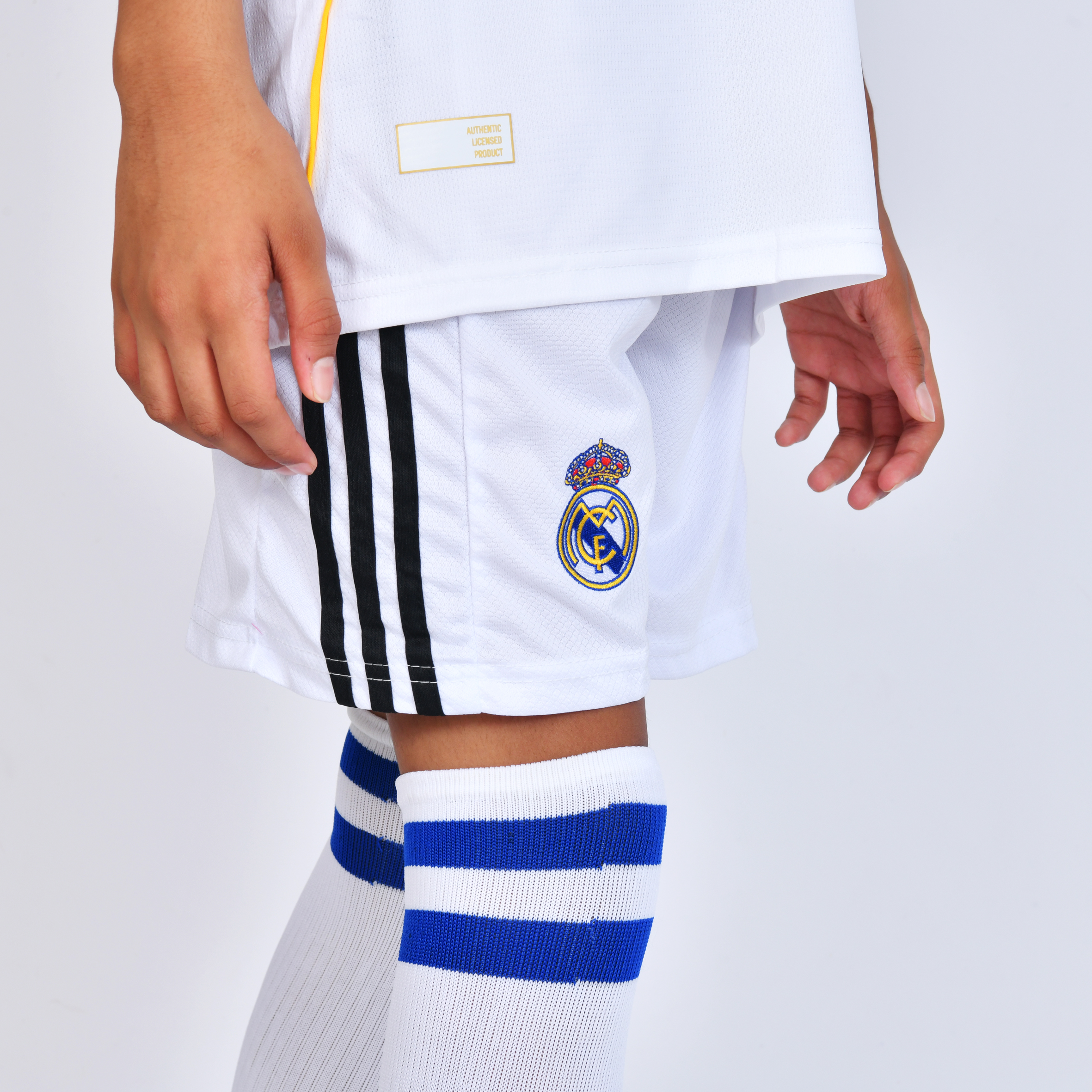 طقم نادي ريال مدريد ( تيشيرت مع شورت) 