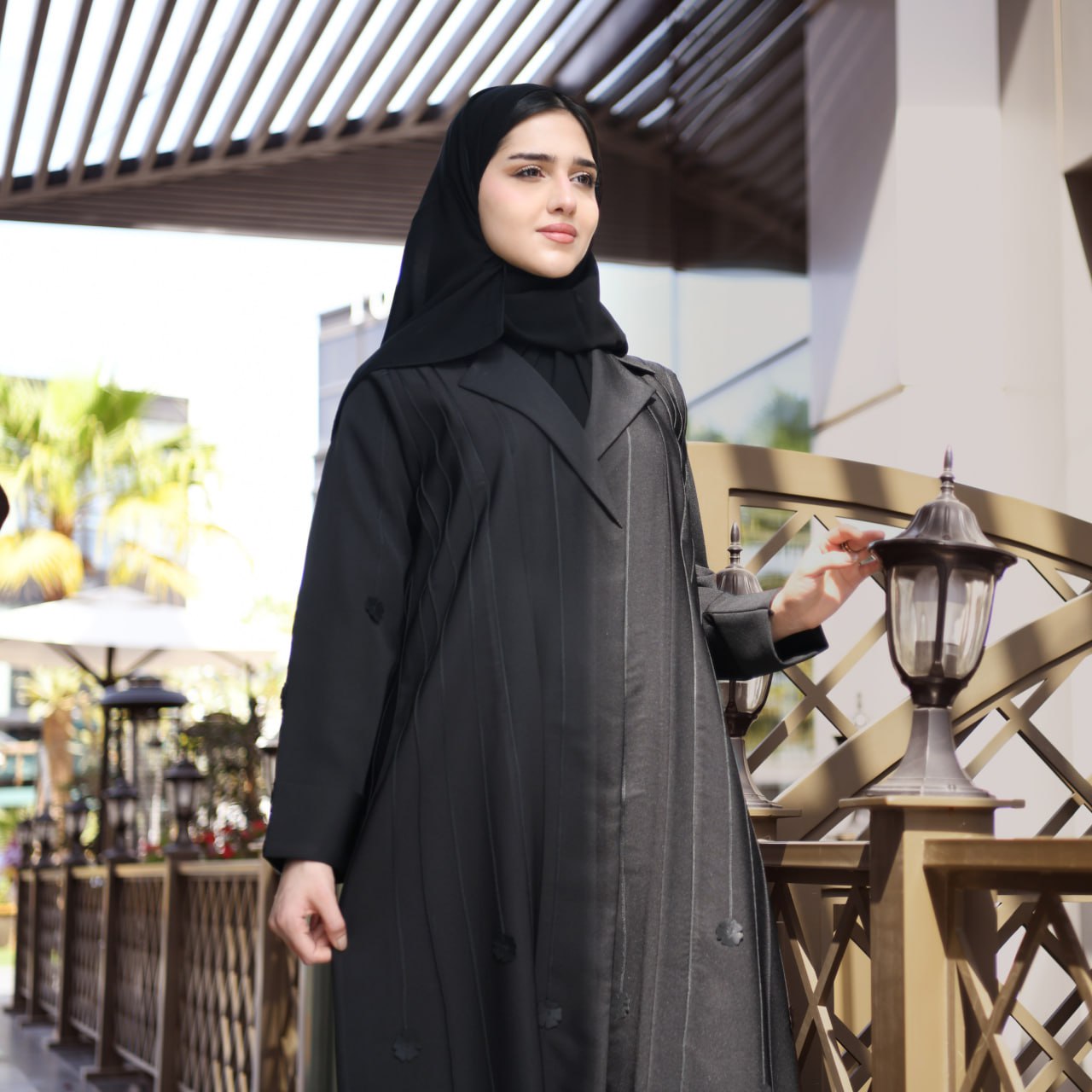  عباية سوداء ربع كلوش بقصة رسمية مزينة بقيطان وزهور سوداء 