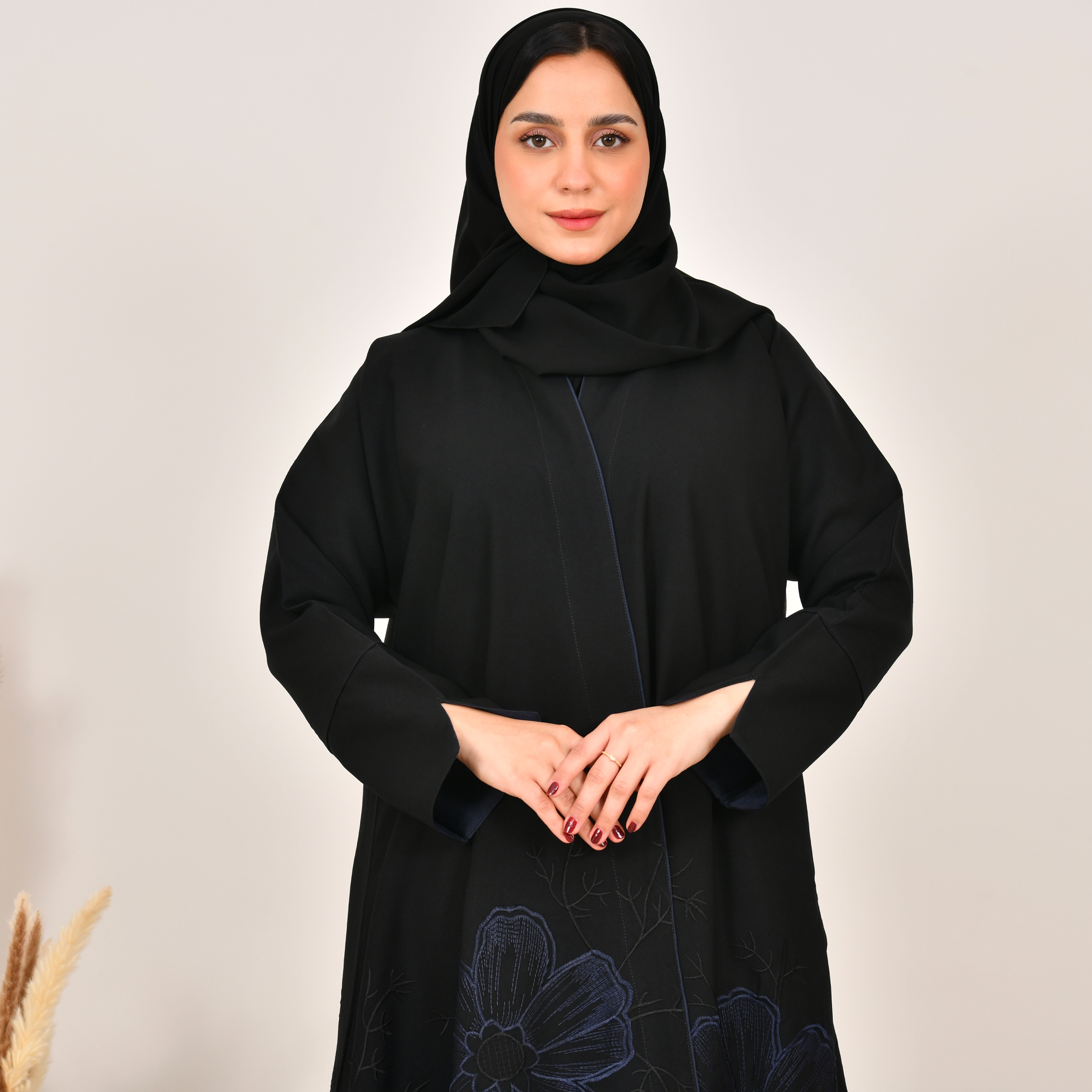  عباية سوداء ربع كلوش بتطريز كحلي انيق 