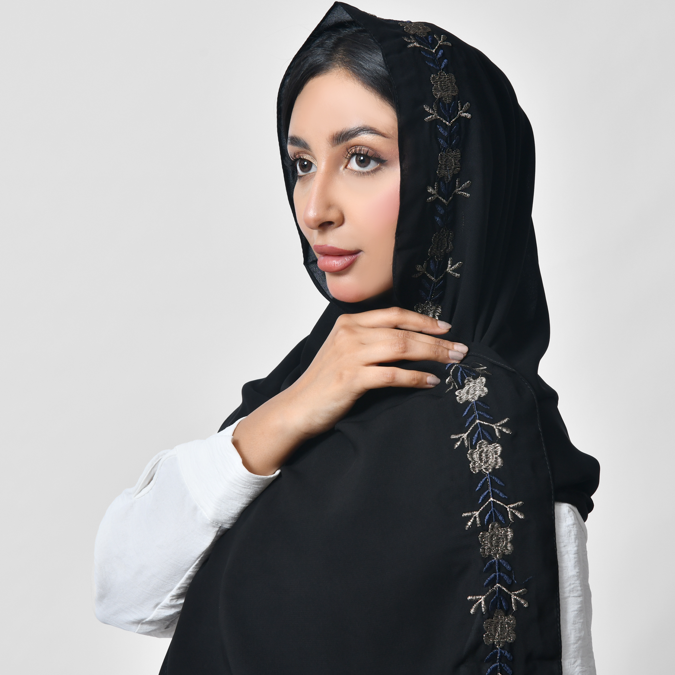  طرحة سوداء بتطريز أنيق بالذهبي الزاهي والكحلي 