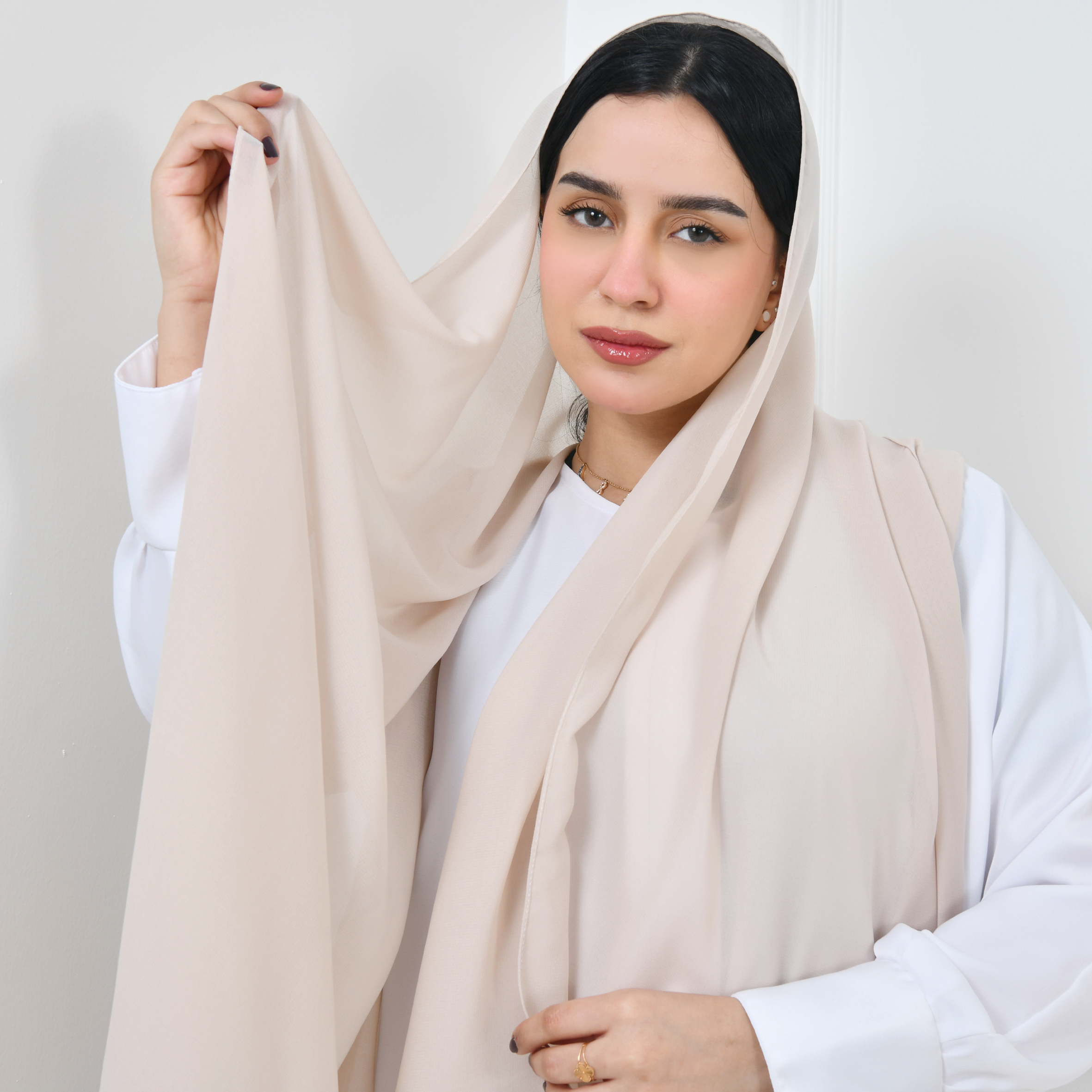  طرحه حرير باللون البيج الفاتح 