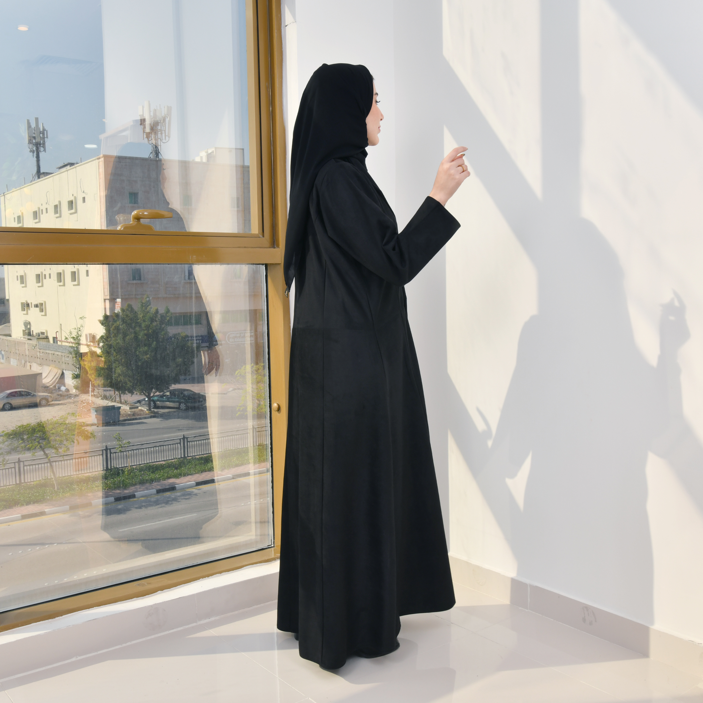  عباية شتوية سوداء موديل بليزر مغلقة بأزرار من قماش الشاموا بقصه ربع كلوش  