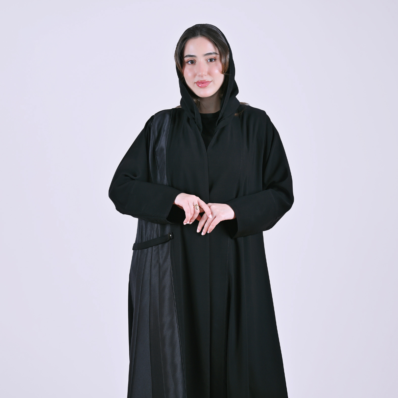  عباية لف سوداء تصميم أنيق بلمسة مختلفة بتداخل الجاكار المنقش بتفصيل جانبي 