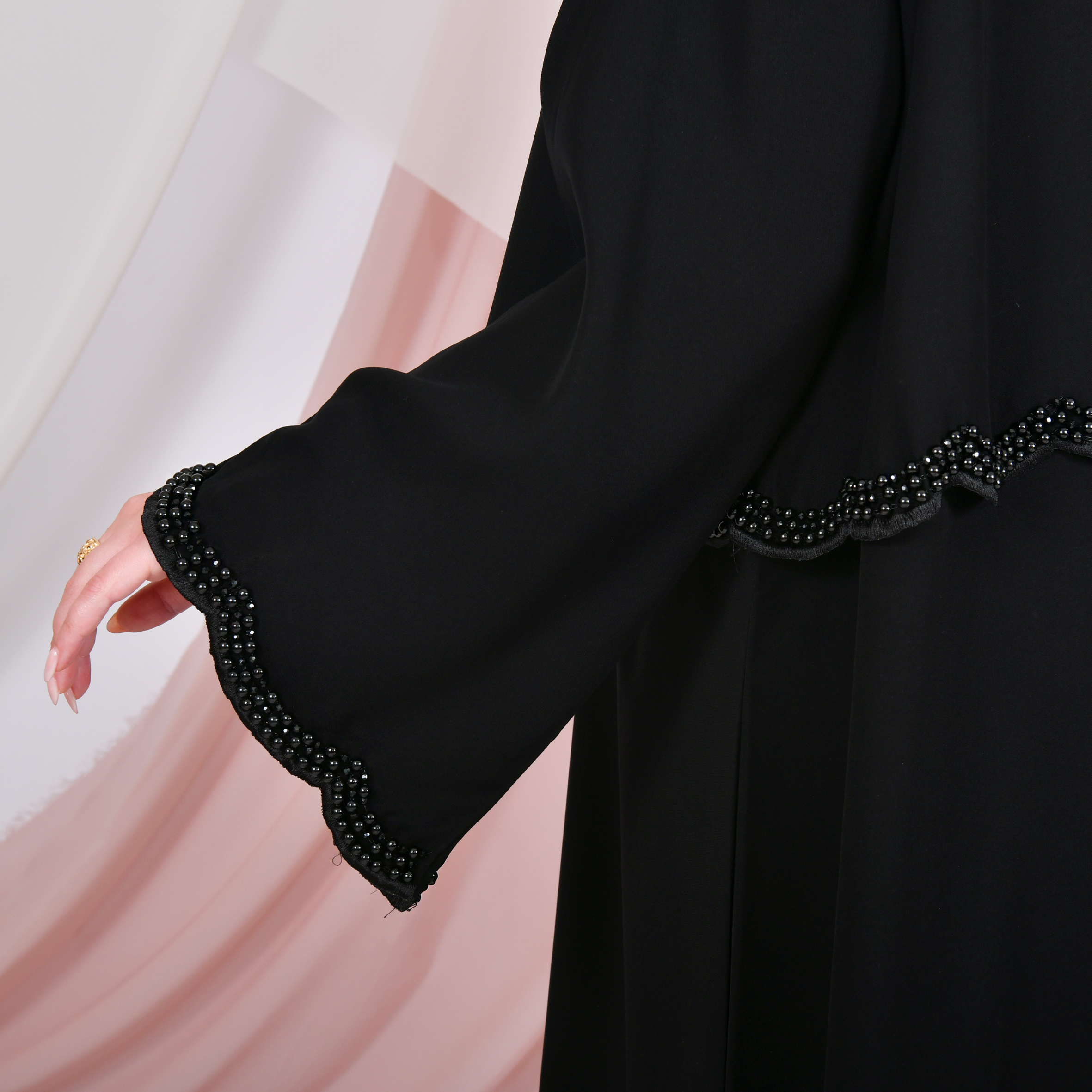  عباية لف سوداء ربع كلوش بأكمام واسعه مزينة بالؤلؤ الاسود 