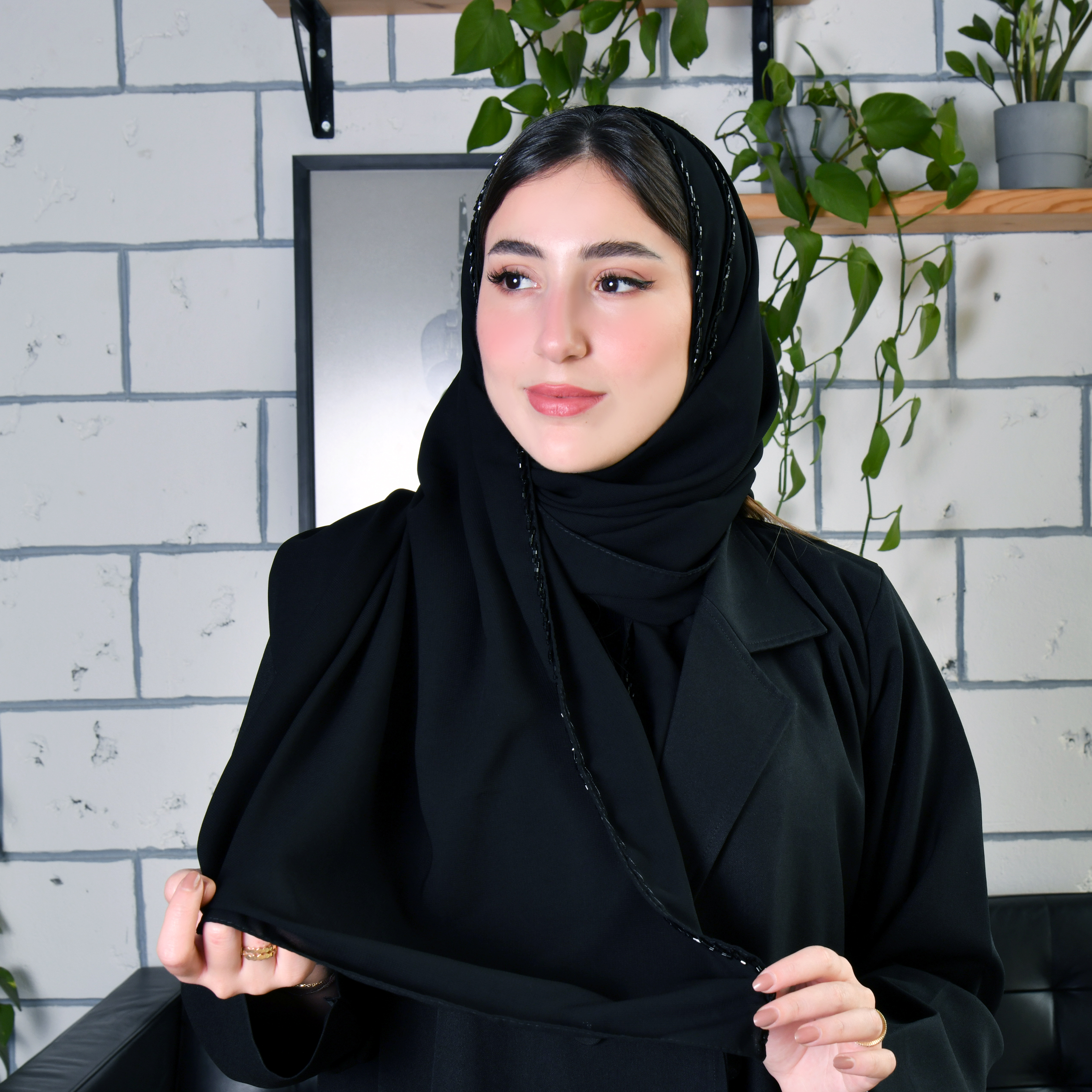  طرحه حرير سوداء مع شك اسود على الحواف 